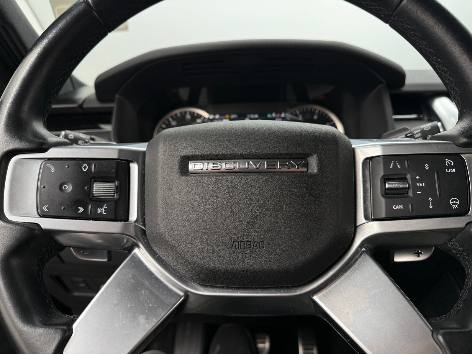 Thumbnail: 2023 Land Rover Discovery - 4