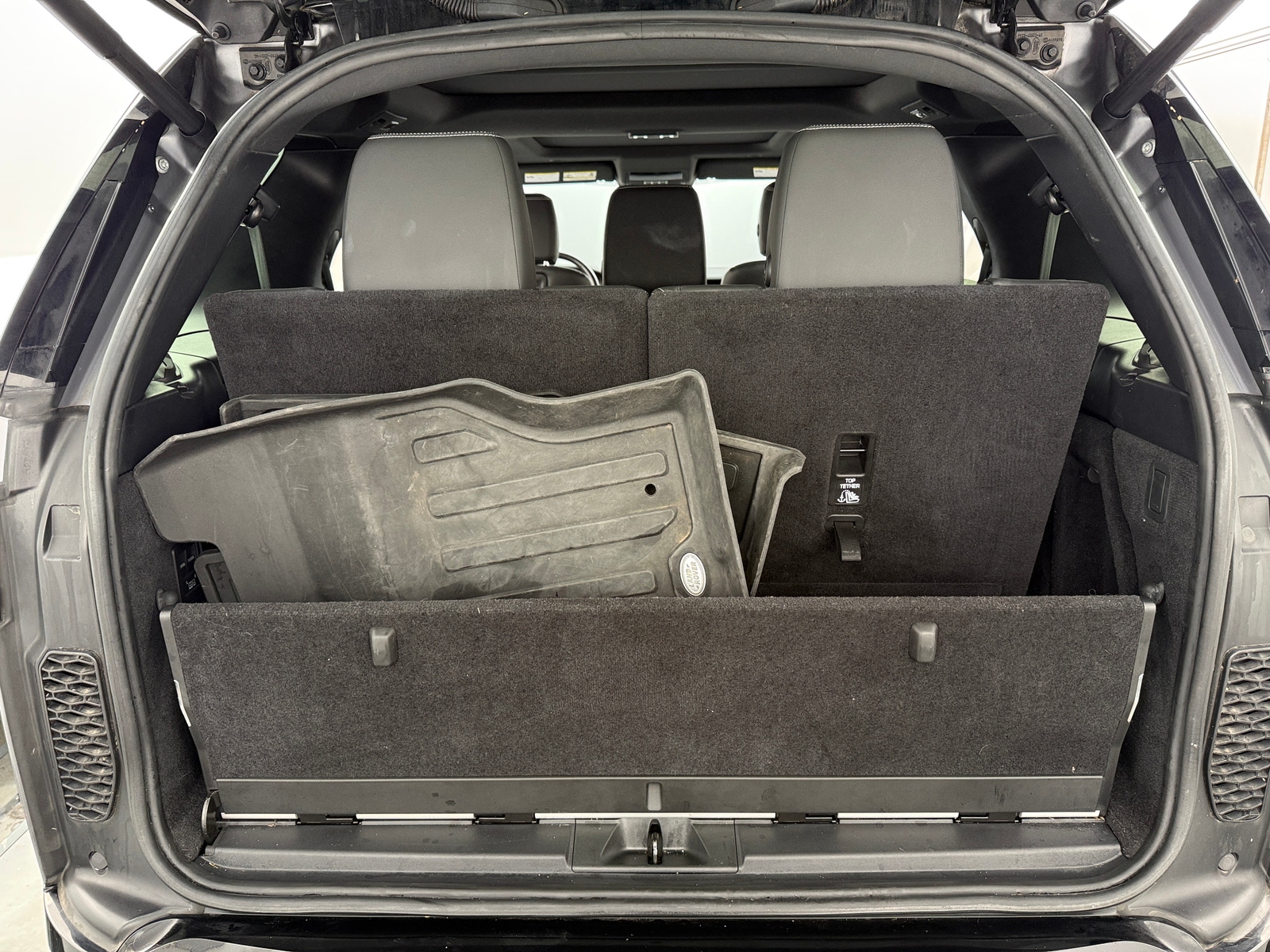 Thumbnail: 2023 Land Rover Discovery - 6