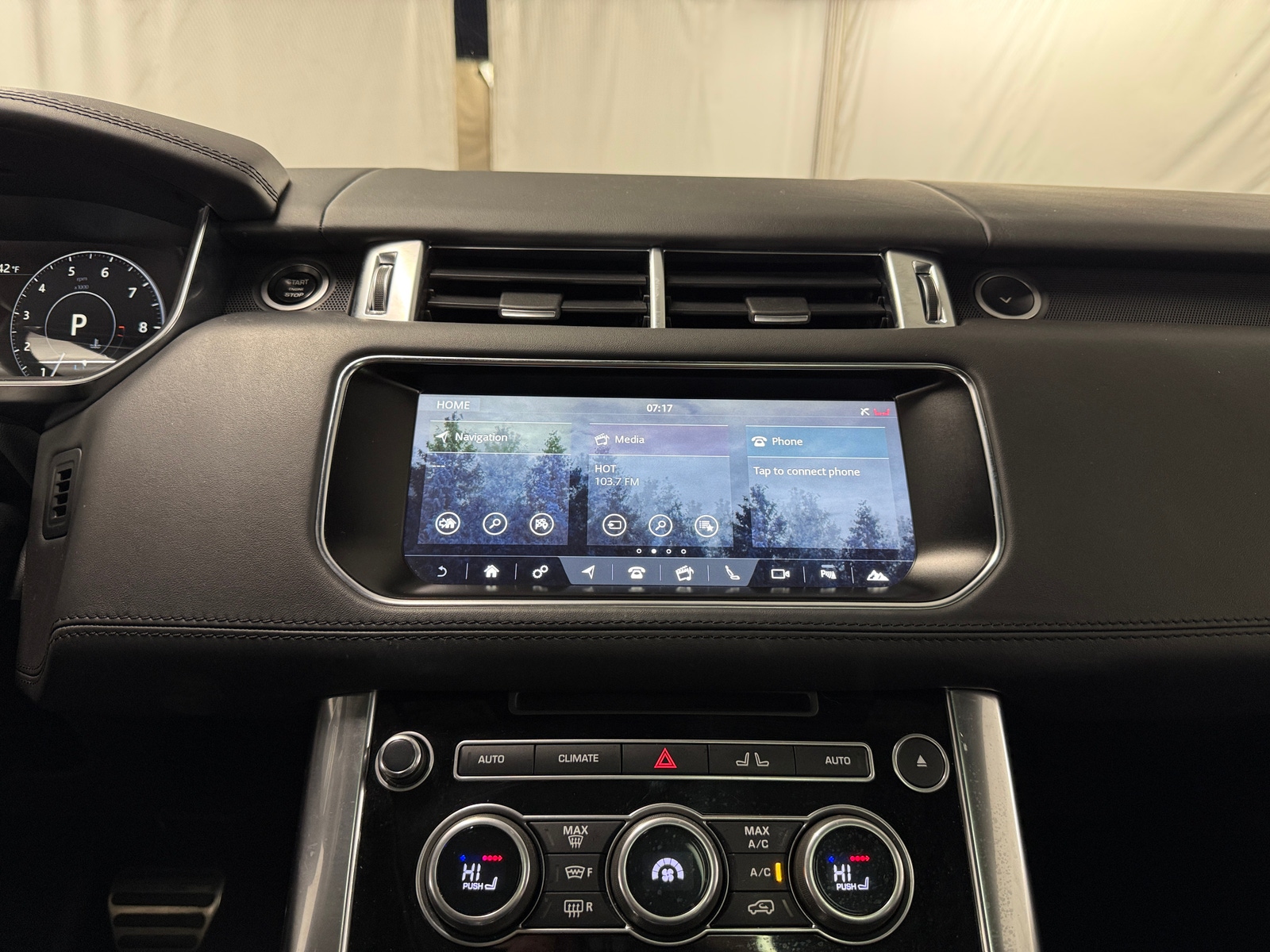 Thumbnail: 2017 Land Rover Range Rover Sport - 3