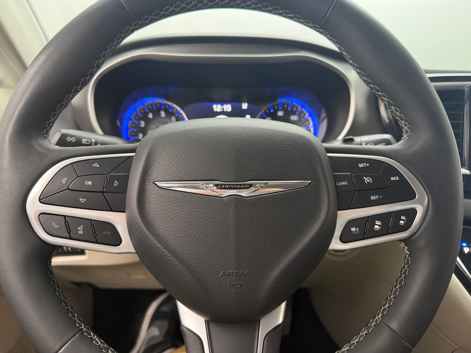 Thumbnail: 2023 Chrysler Pacifica - 4