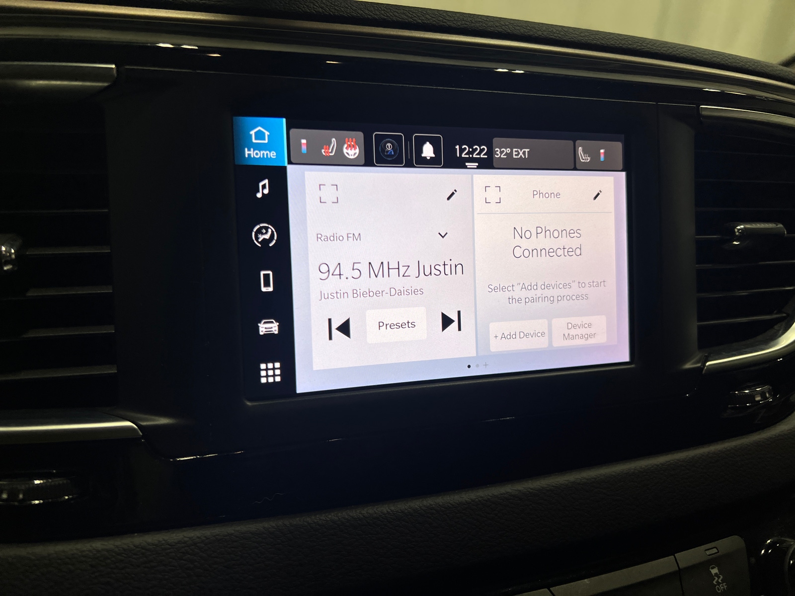 Thumbnail: 2024 Chrysler Voyager - 4