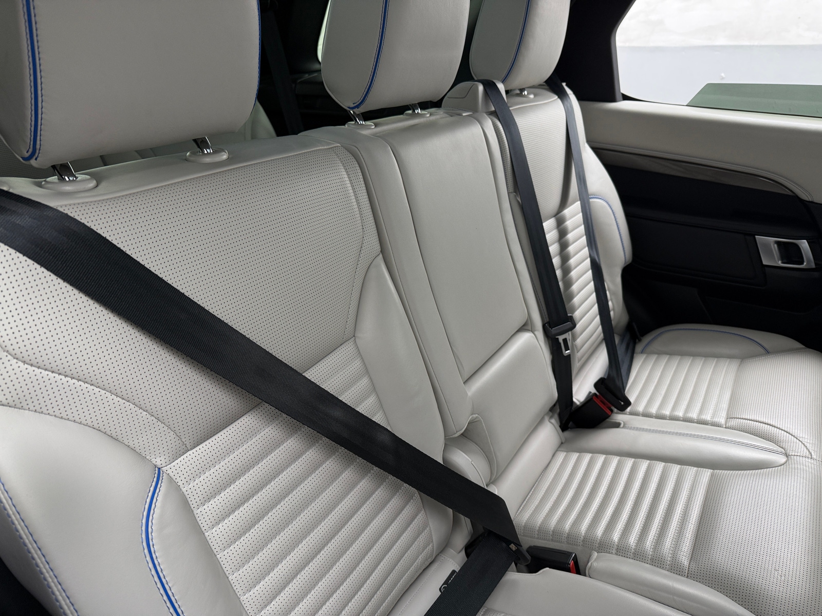 Thumbnail: 2020 Land Rover Discovery - 5