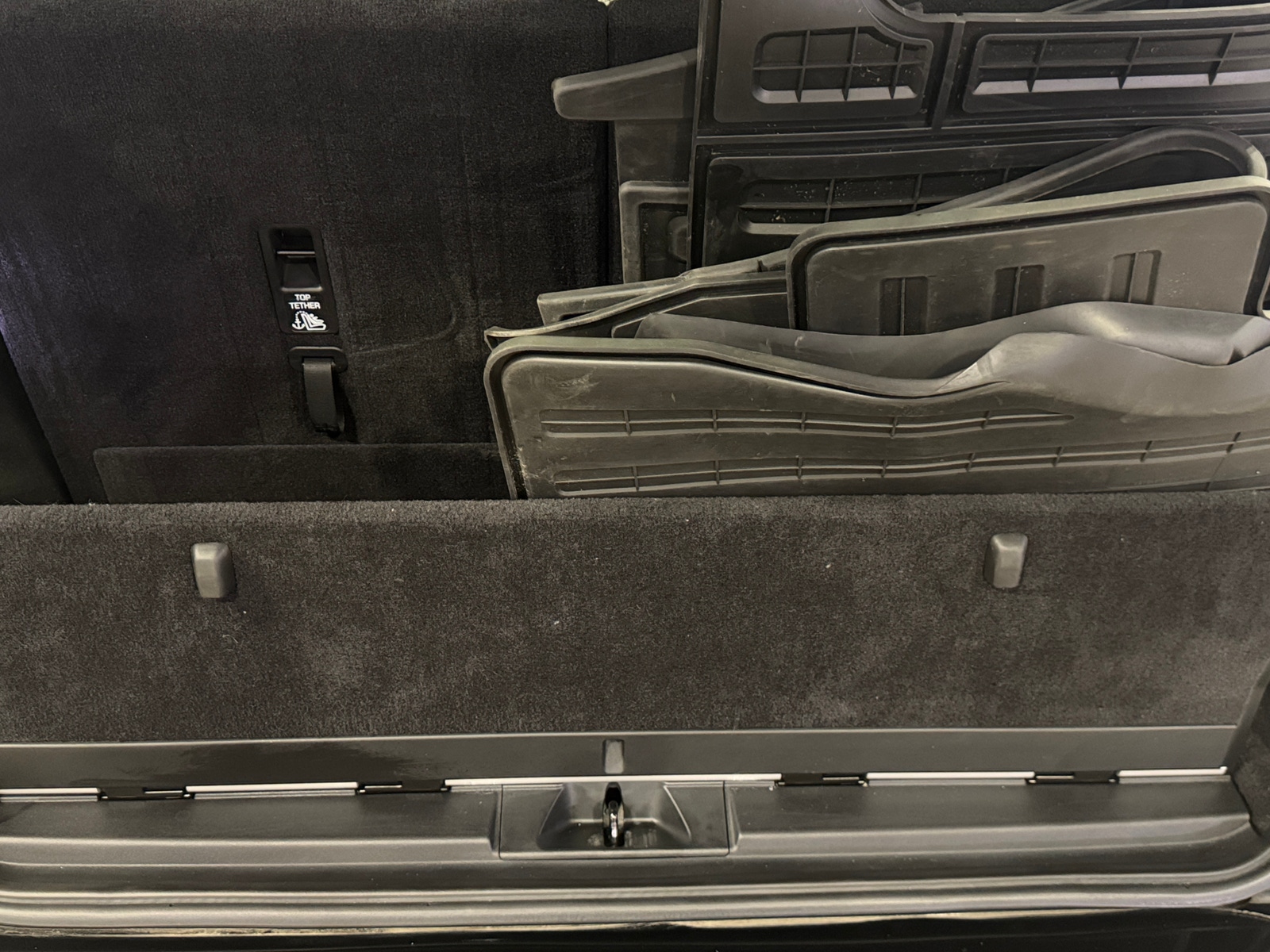 Thumbnail: 2020 Land Rover Discovery - 6