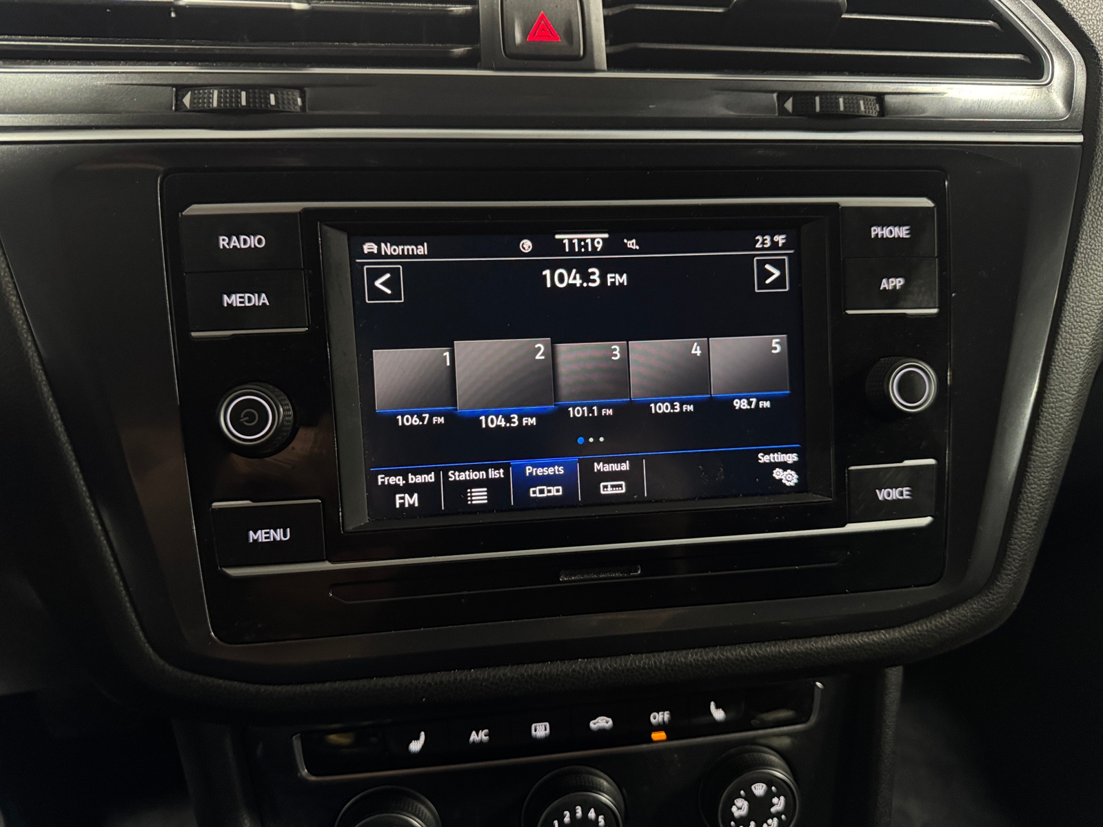 Thumbnail: 2022 Volkswagen Tiguan - 4