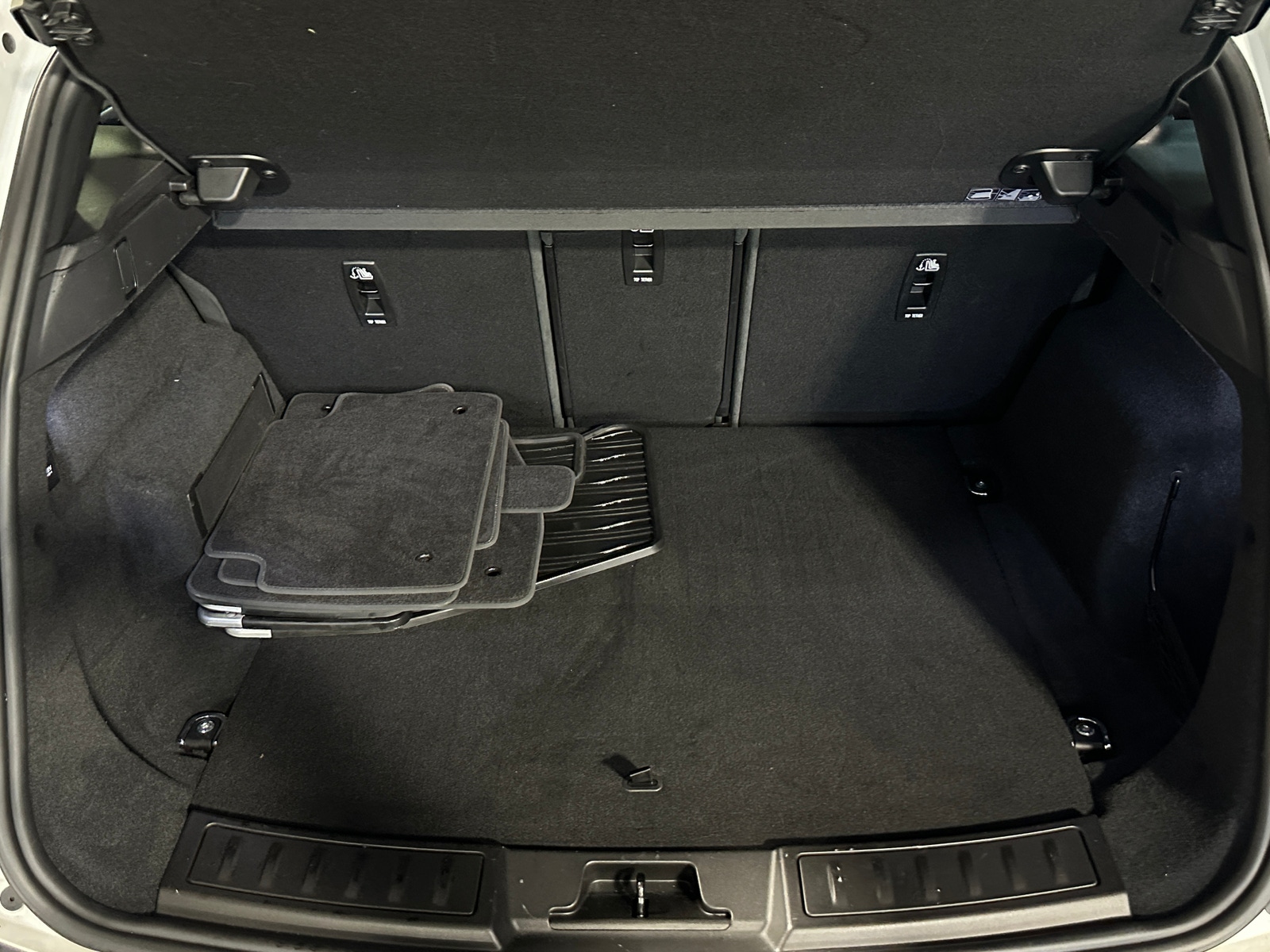 Thumbnail: 2020 Land Rover Range Rover Evoque - 6