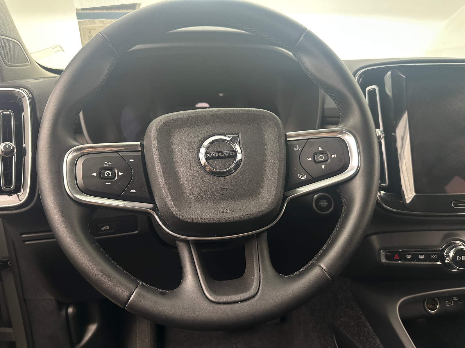 Thumbnail: 2025 Volvo XC40 - 4