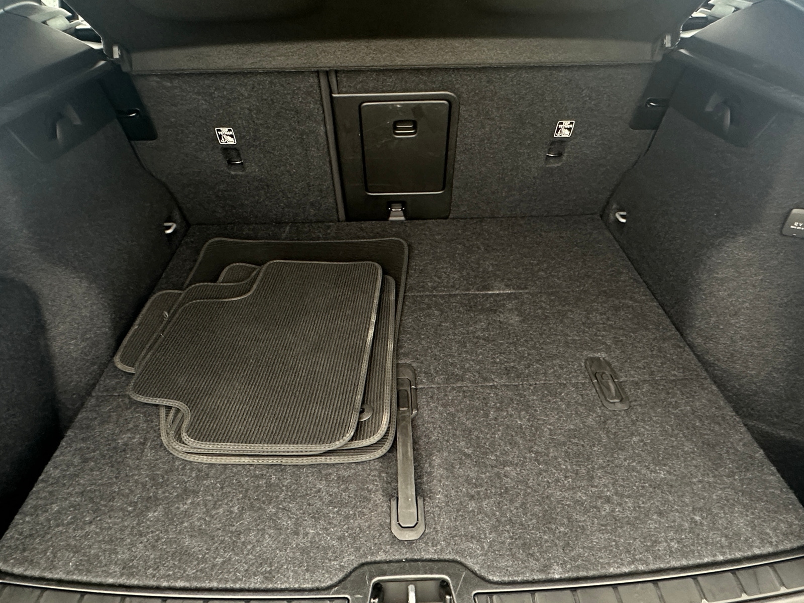 Thumbnail: 2025 Volvo XC40 - 6