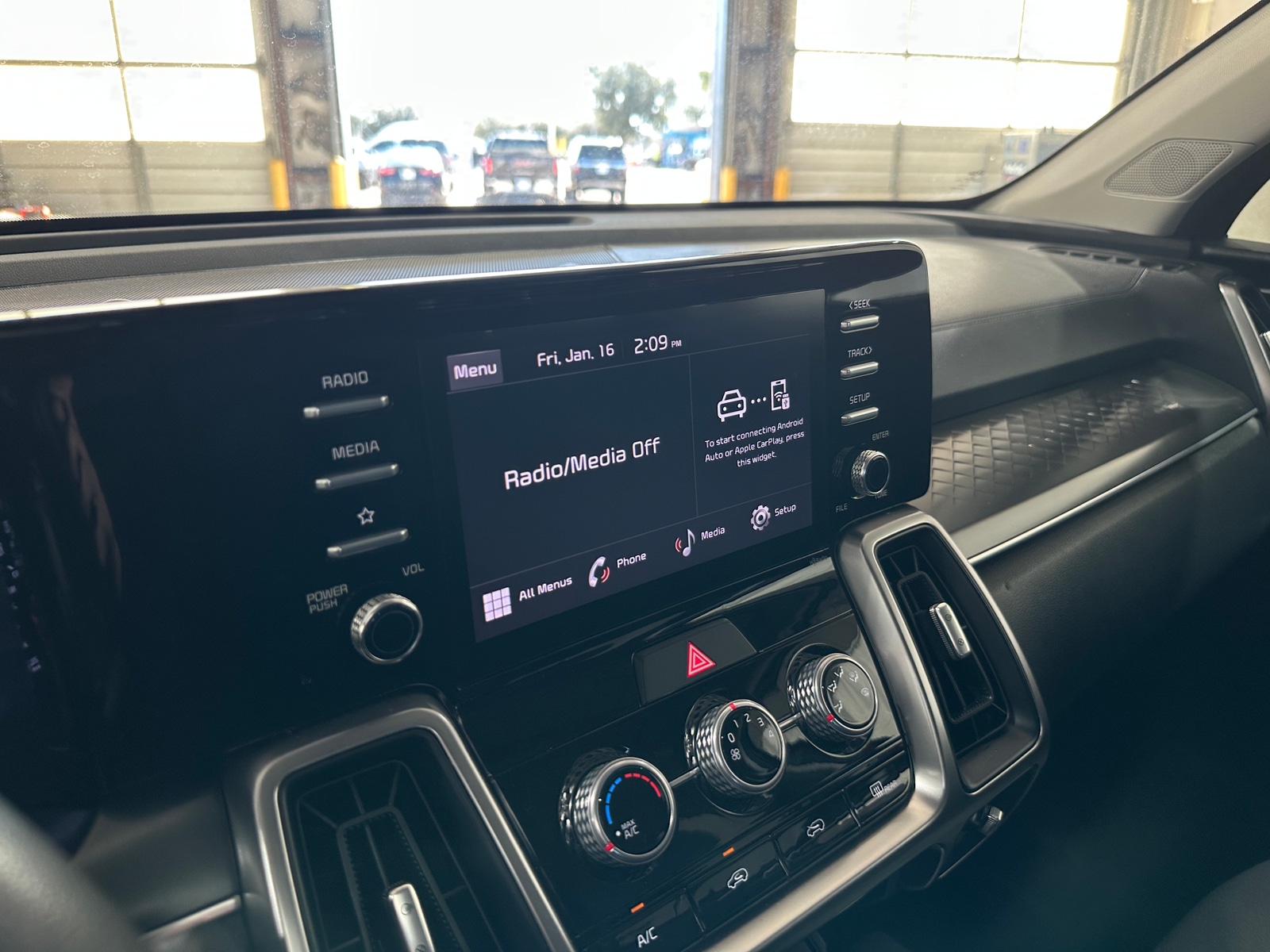 Thumbnail: 2023 Kia Sorento - 4