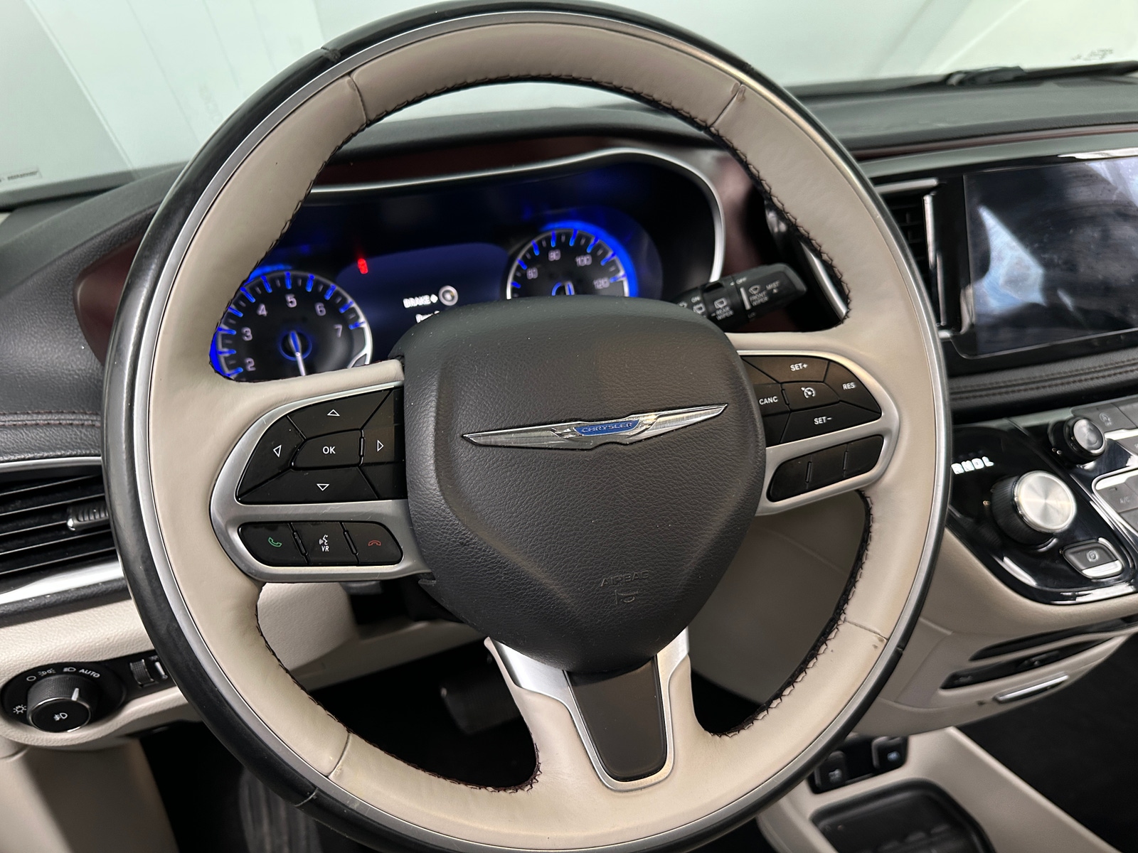 Thumbnail: 2017 Chrysler Pacifica - 4