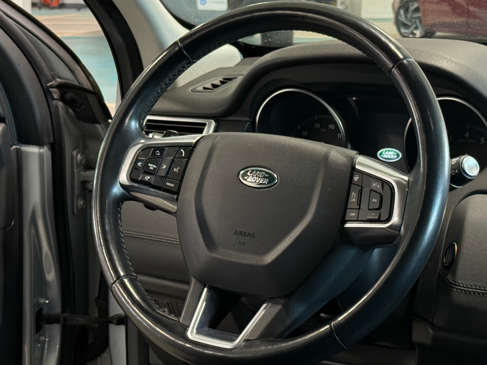 Thumbnail: 2018 Land Rover Discovery Sport - 4