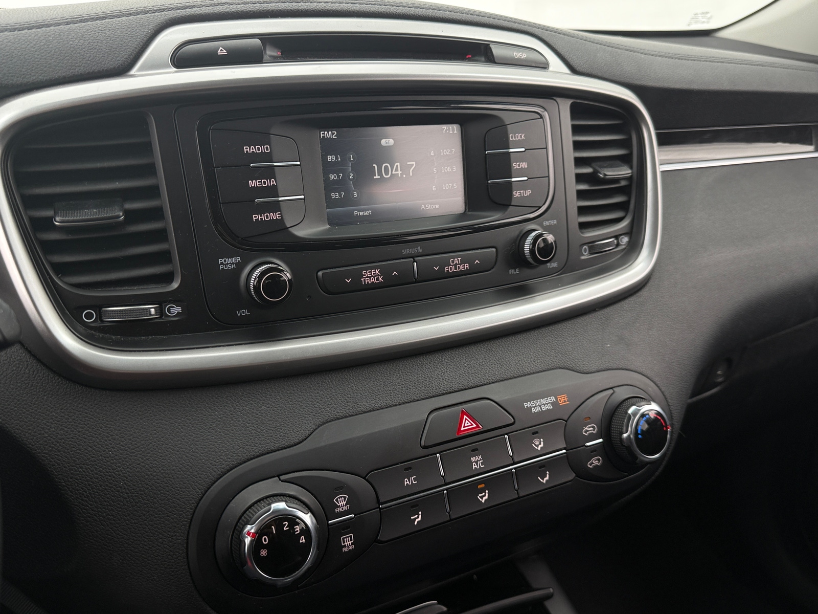 Thumbnail: 2017 Kia Sorento - 4