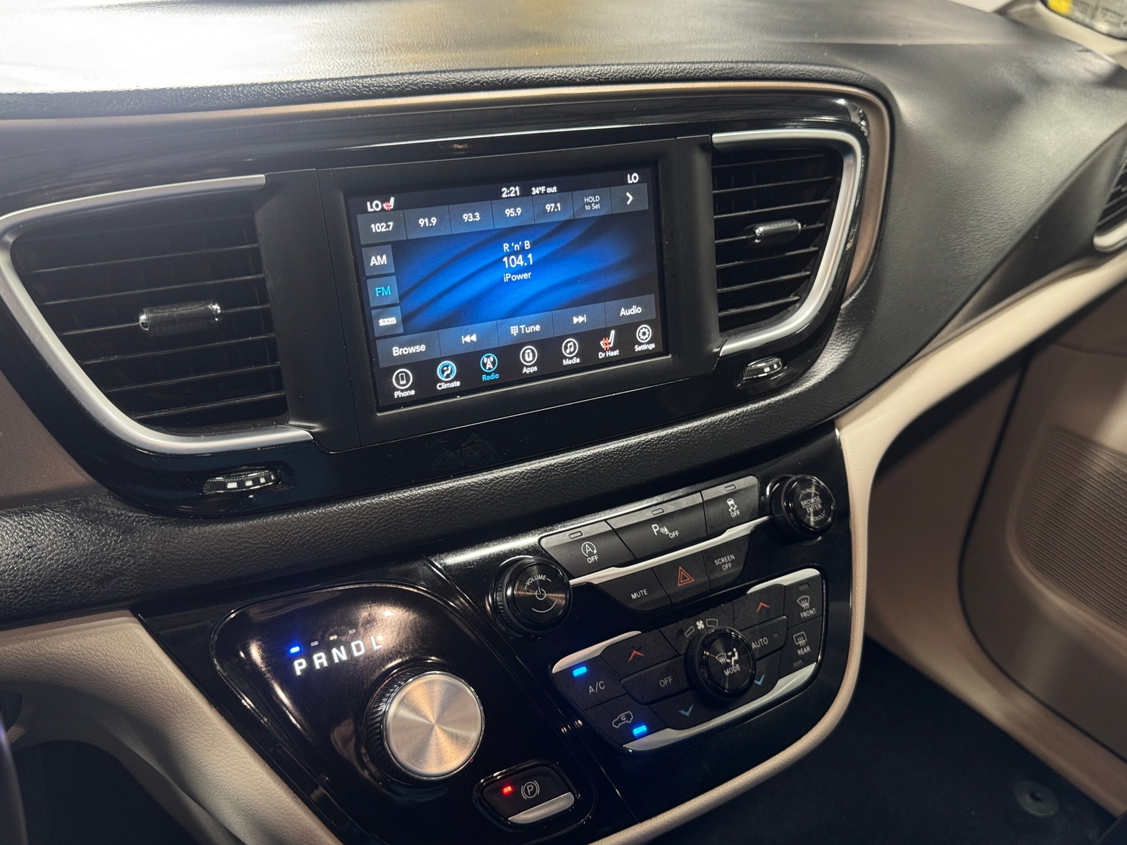 Thumbnail: 2018 Chrysler Pacifica - 3