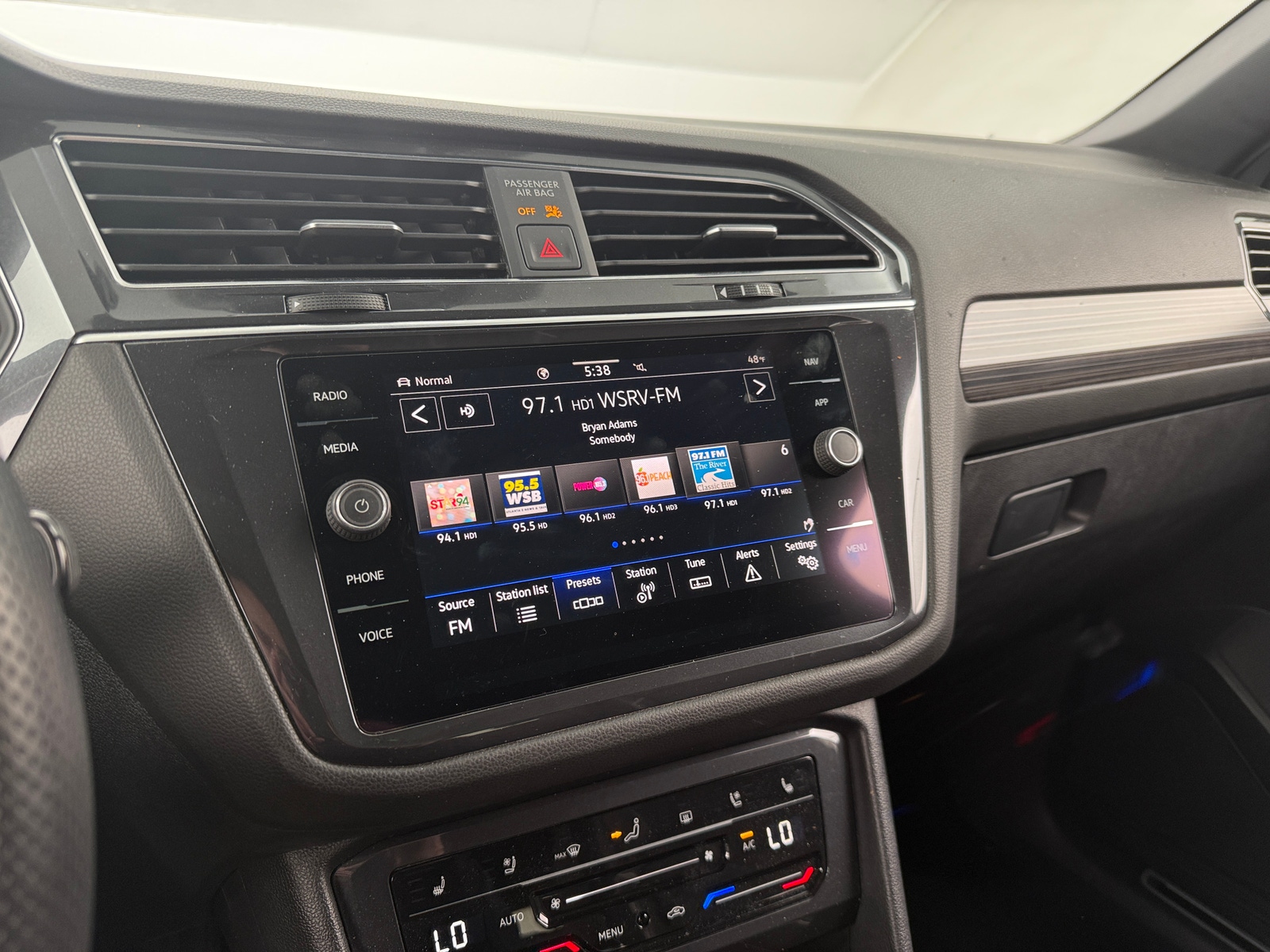 Thumbnail: 2022 Volkswagen Tiguan - 3