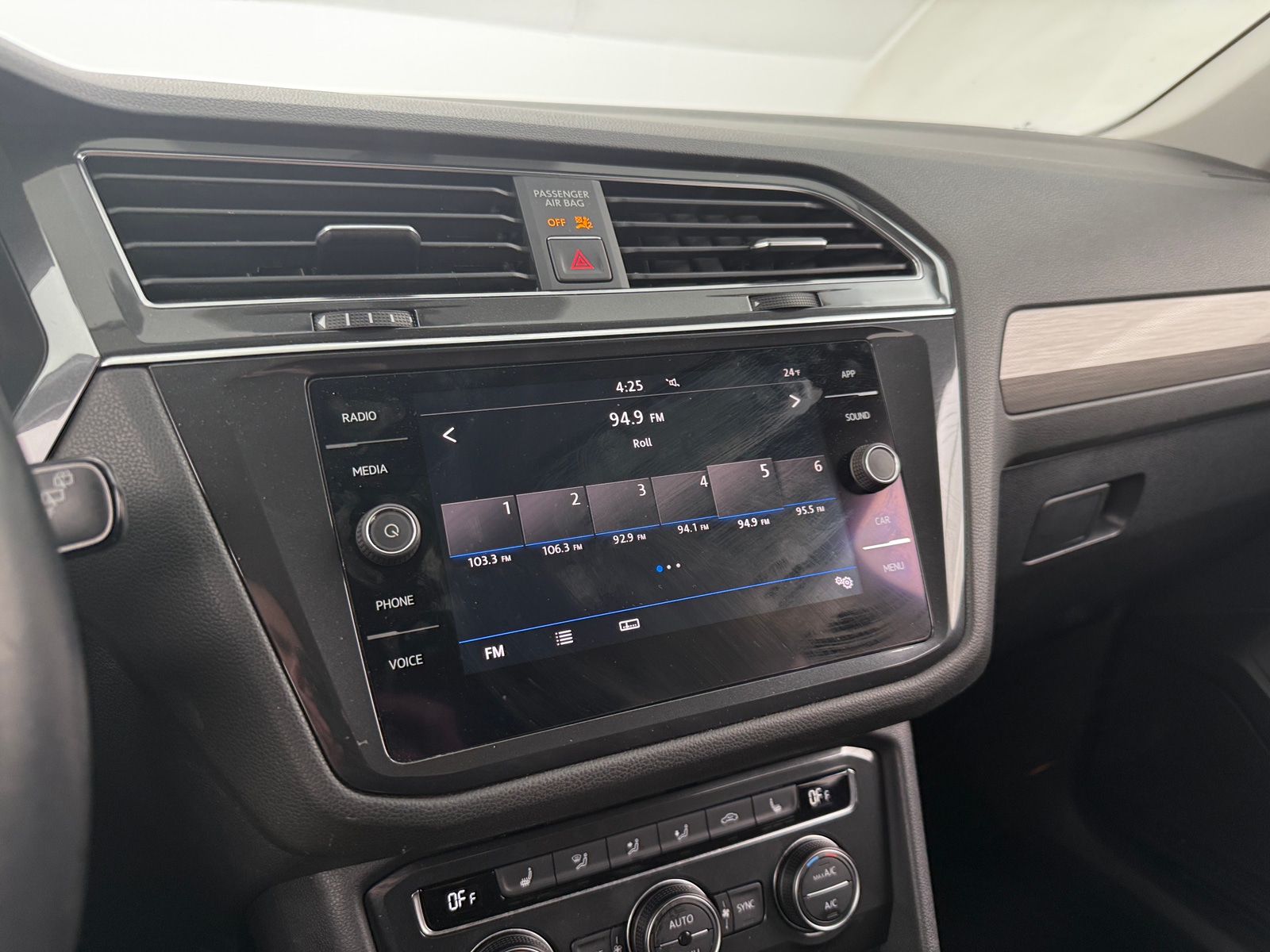 Thumbnail: 2018 Volkswagen Tiguan - 3