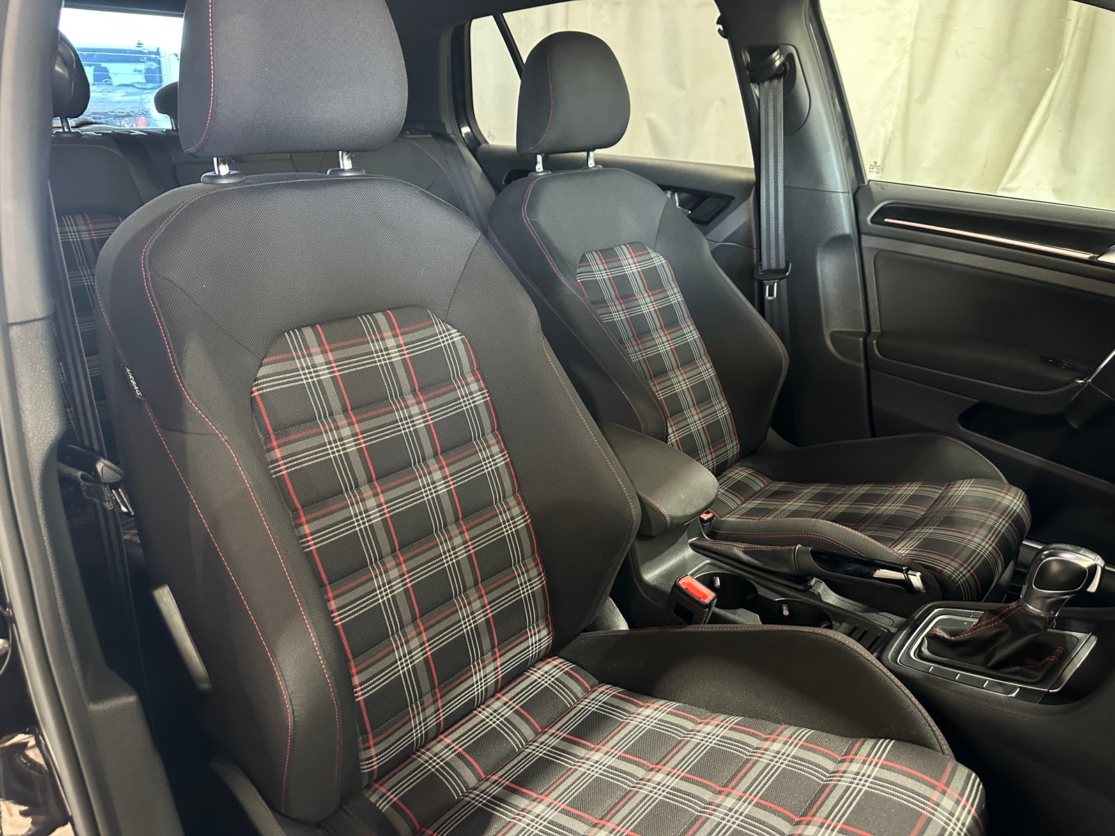 Thumbnail: 2017 Volkswagen Golf - 2