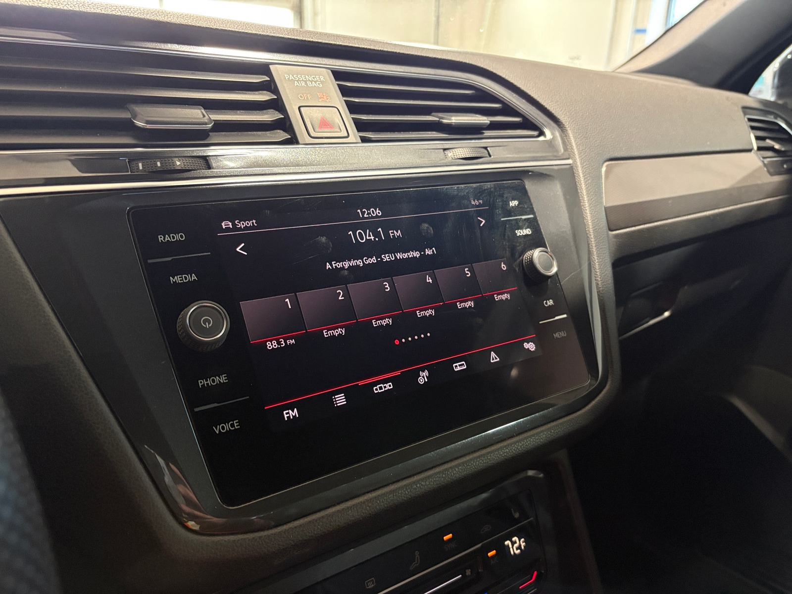 Thumbnail: 2022 Volkswagen Tiguan - 3