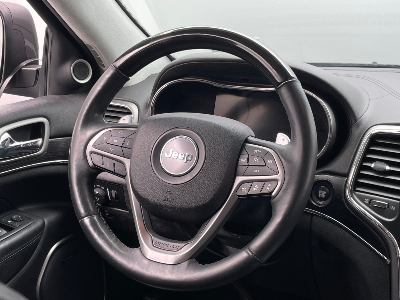 Thumbnail: 2017 Jeep Grand Cherokee - 4