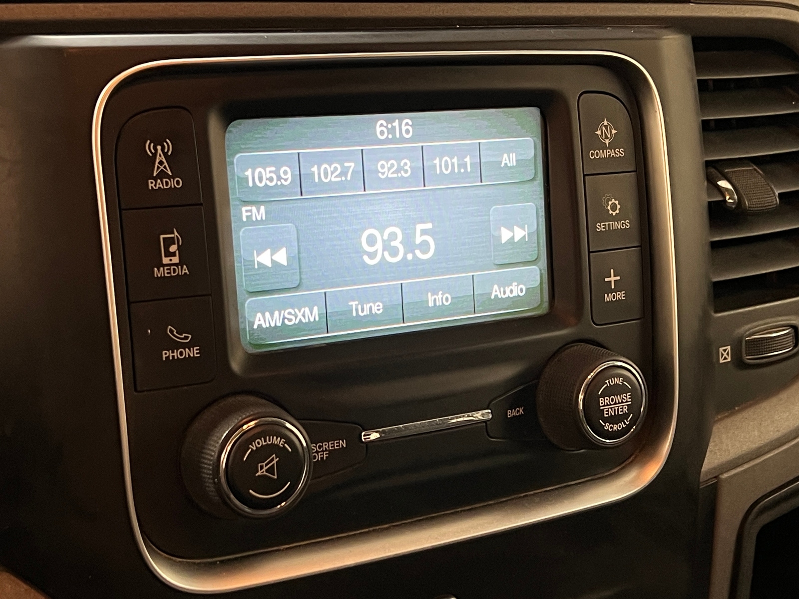 Thumbnail: 2019 RAM 1500 Classic - 3