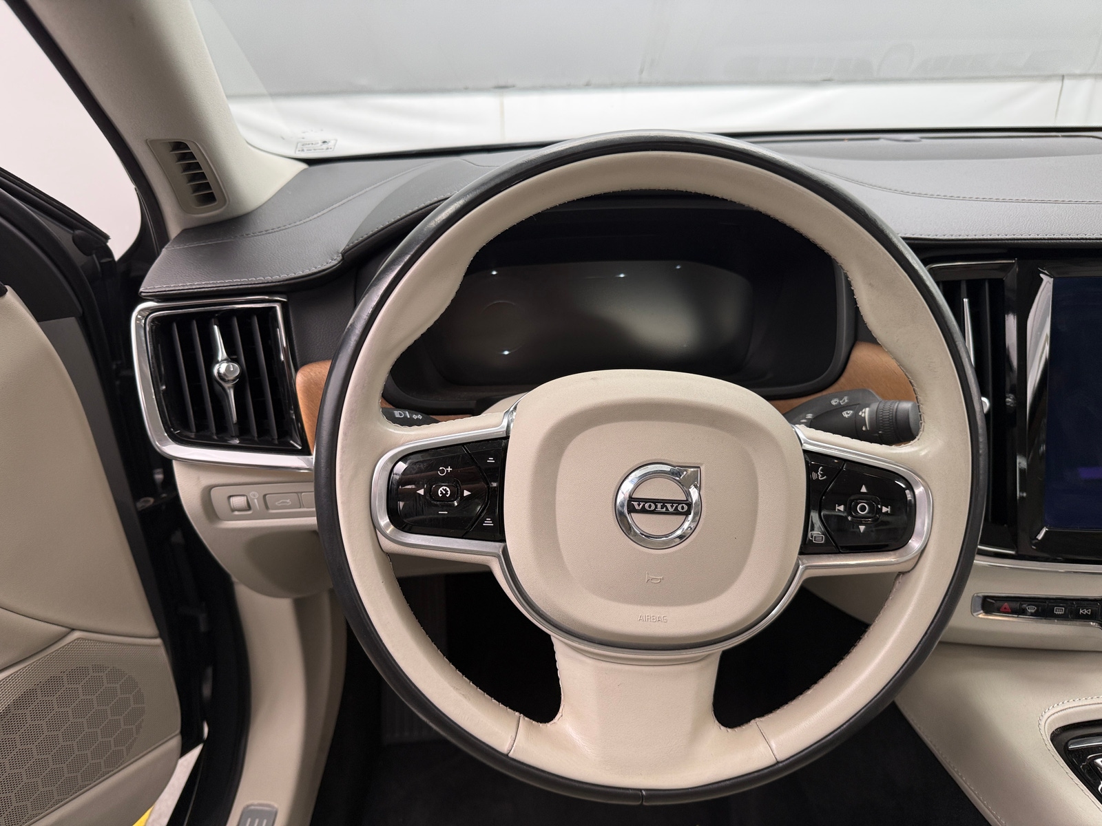 Thumbnail: 2018 Volvo S90 - 4