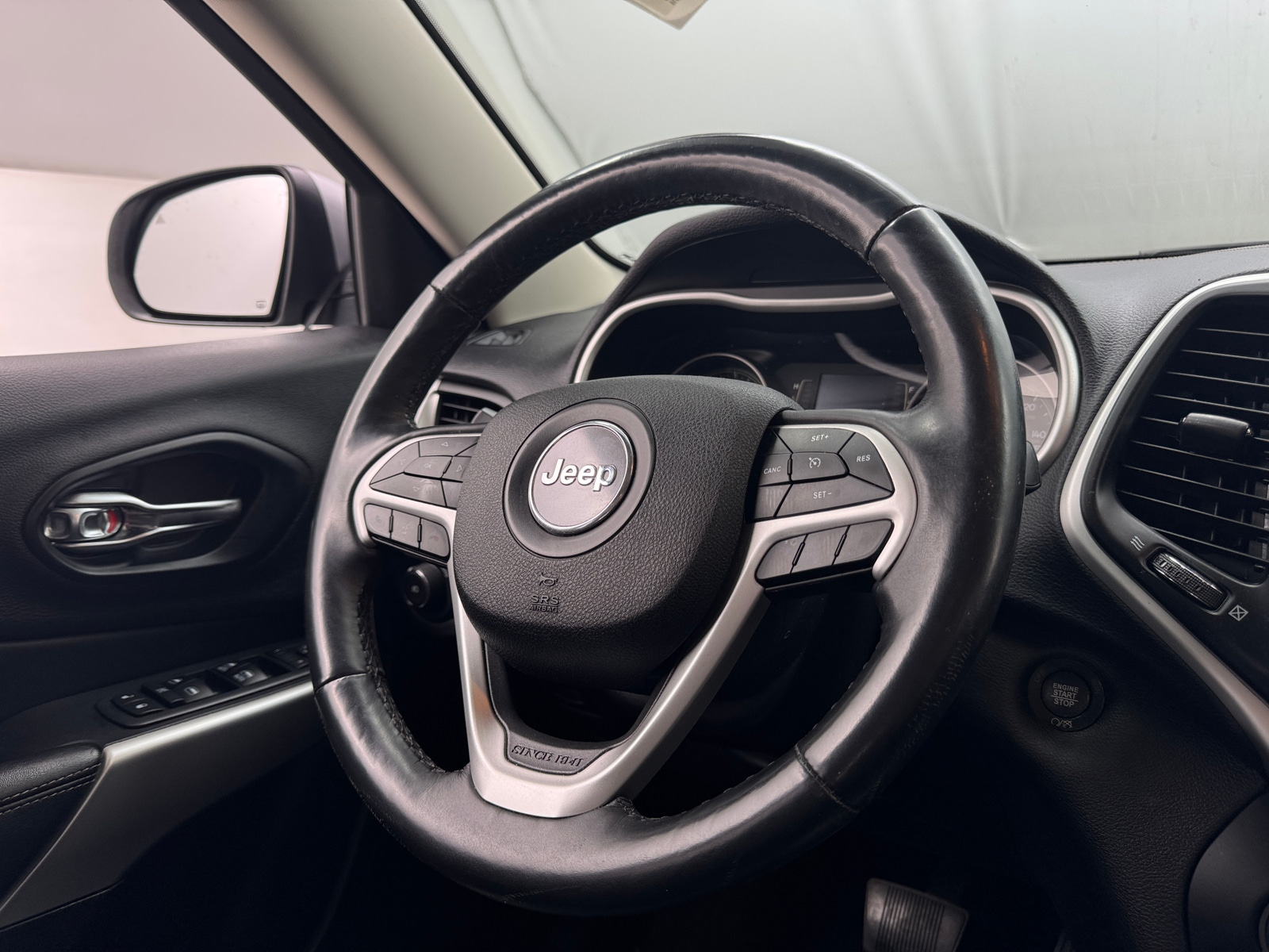 Thumbnail: 2018 Jeep Cherokee - 5