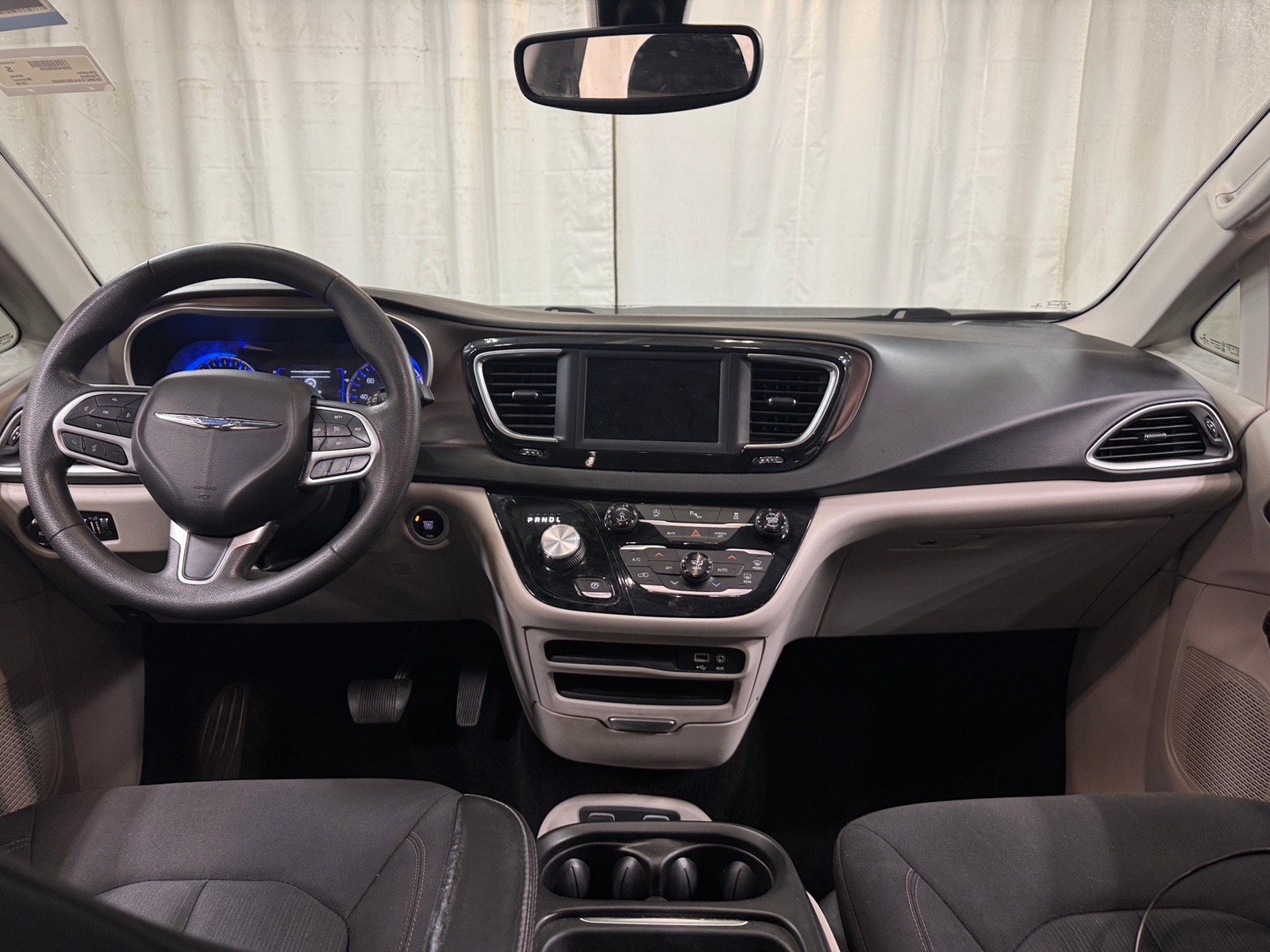 Thumbnail: 2018 Chrysler Pacifica - 3