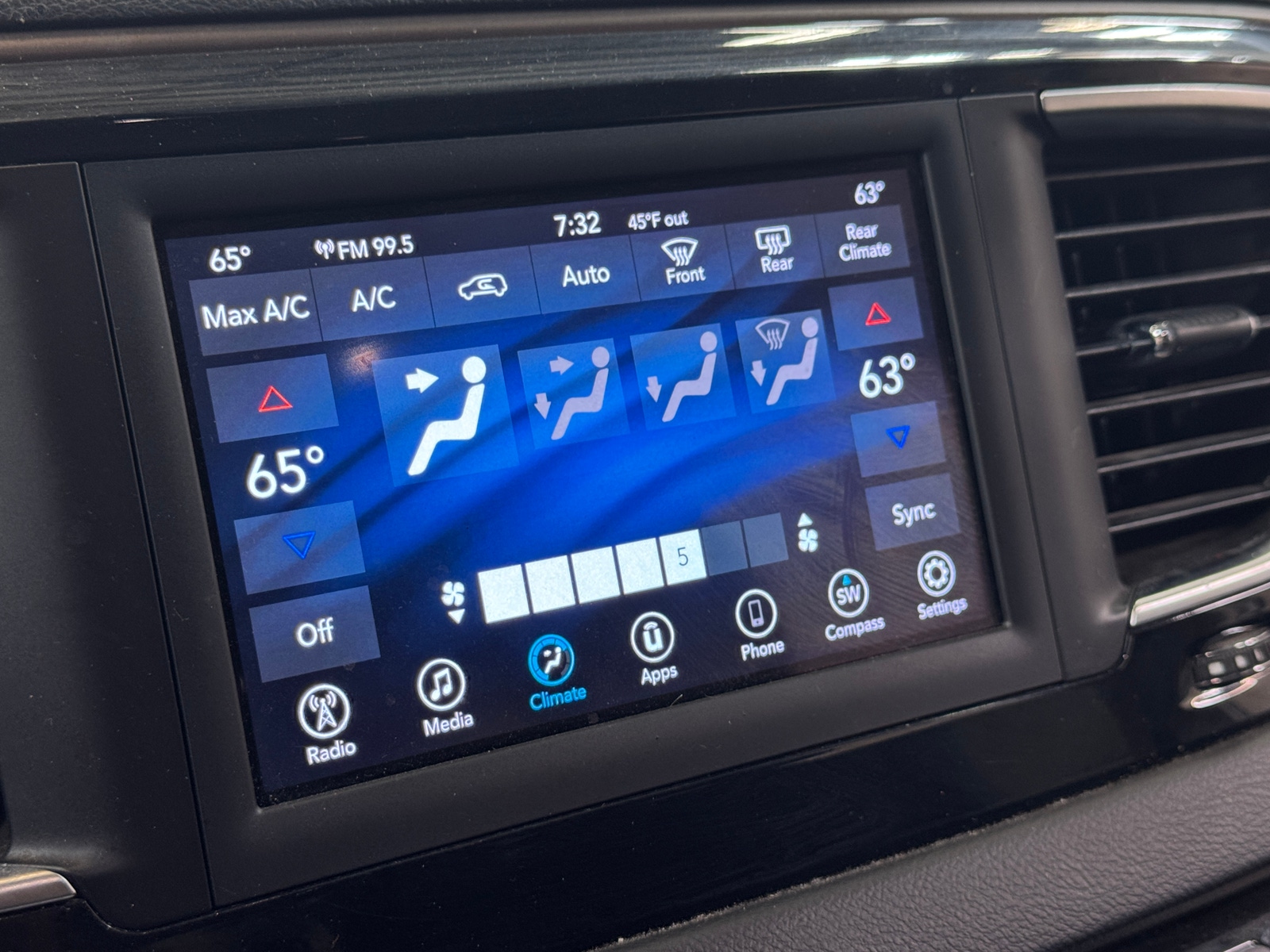 Thumbnail: 2018 Chrysler Pacifica - 4