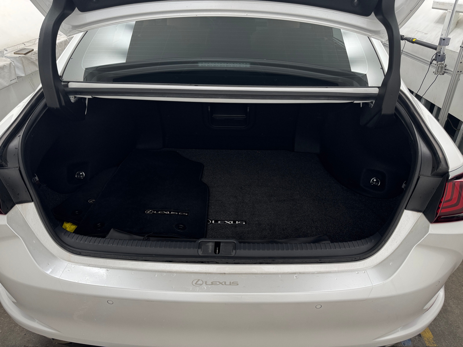 Thumbnail: 2022 Lexus ES - 6