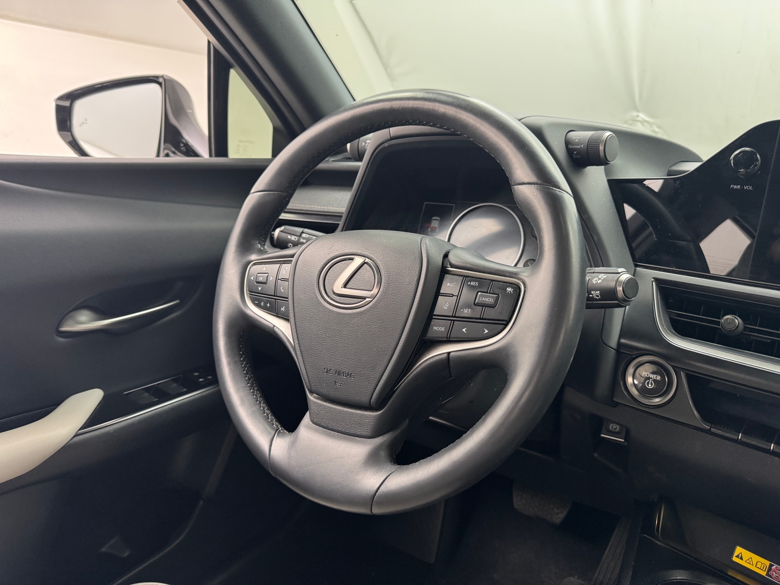 Thumbnail: 2023 Lexus UX - 4