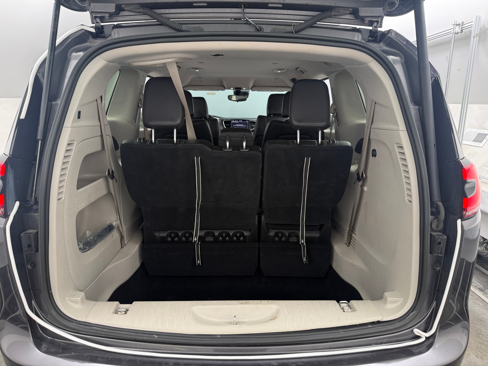 Thumbnail: 2023 Chrysler Pacifica - 6