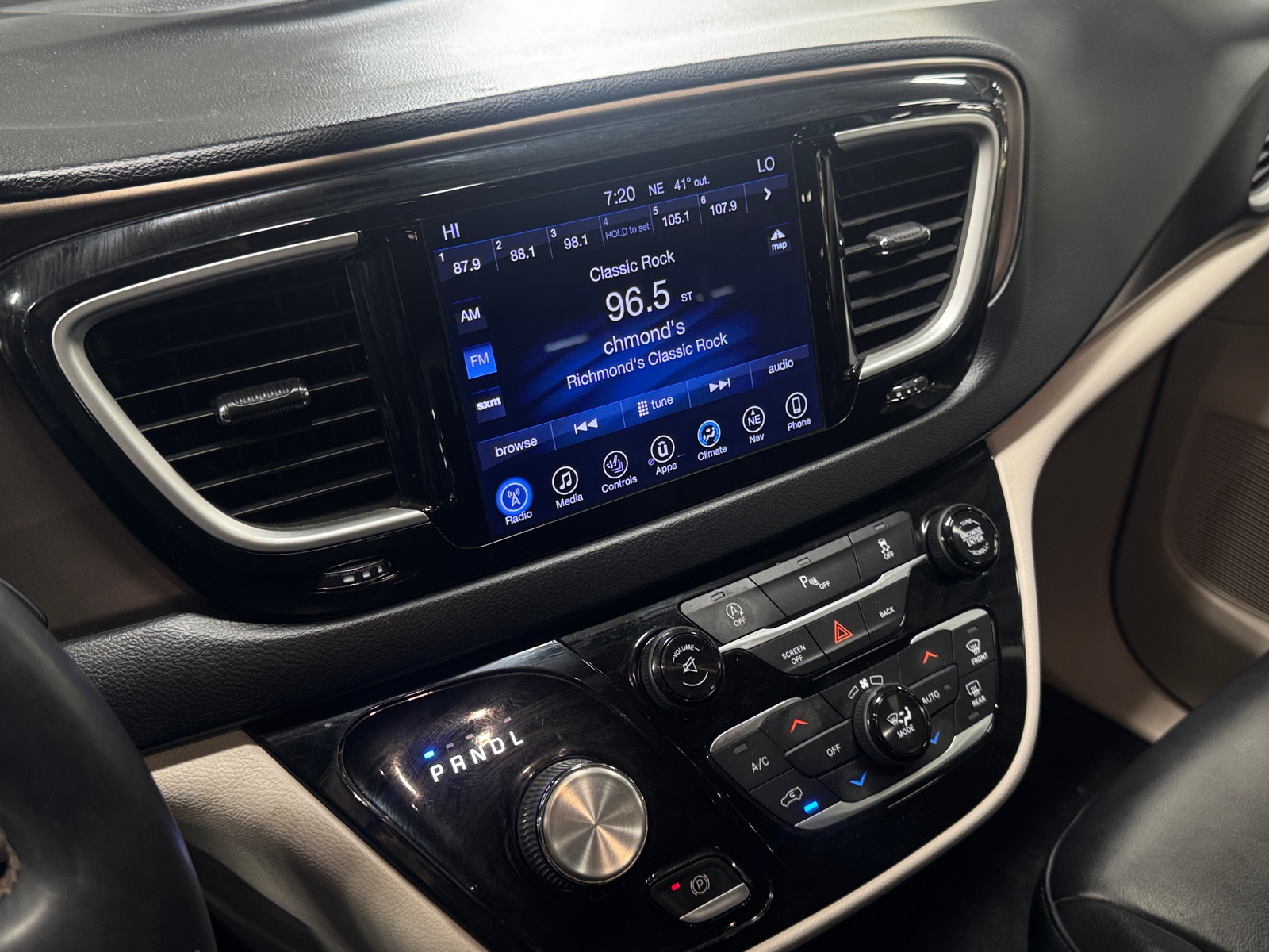 Thumbnail: 2017 Chrysler Pacifica - 3