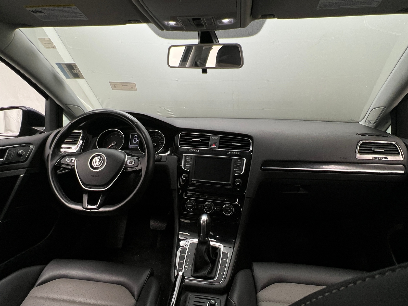 Thumbnail: 2017 Volkswagen Golf - 3