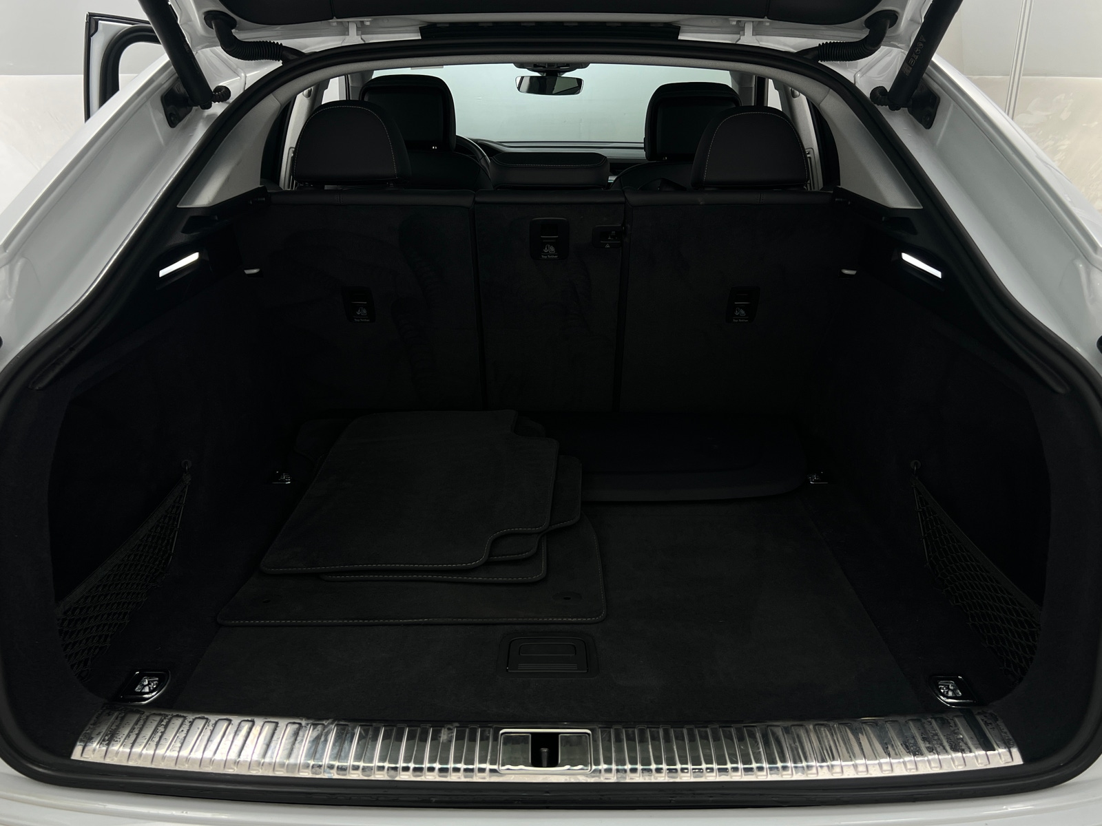 Thumbnail: 2022 Audi e-tron S - 6