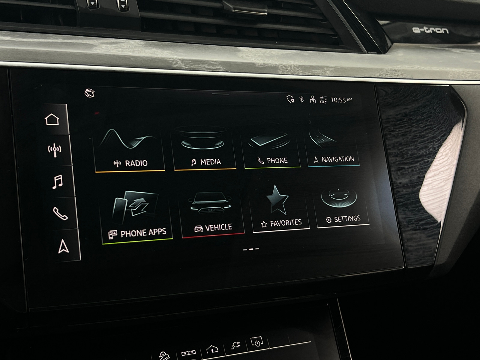 Thumbnail: 2022 Audi e-tron S - 3