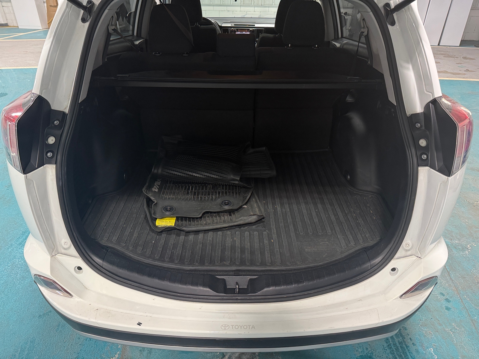 Thumbnail: 2018 Toyota RAV4 - 7