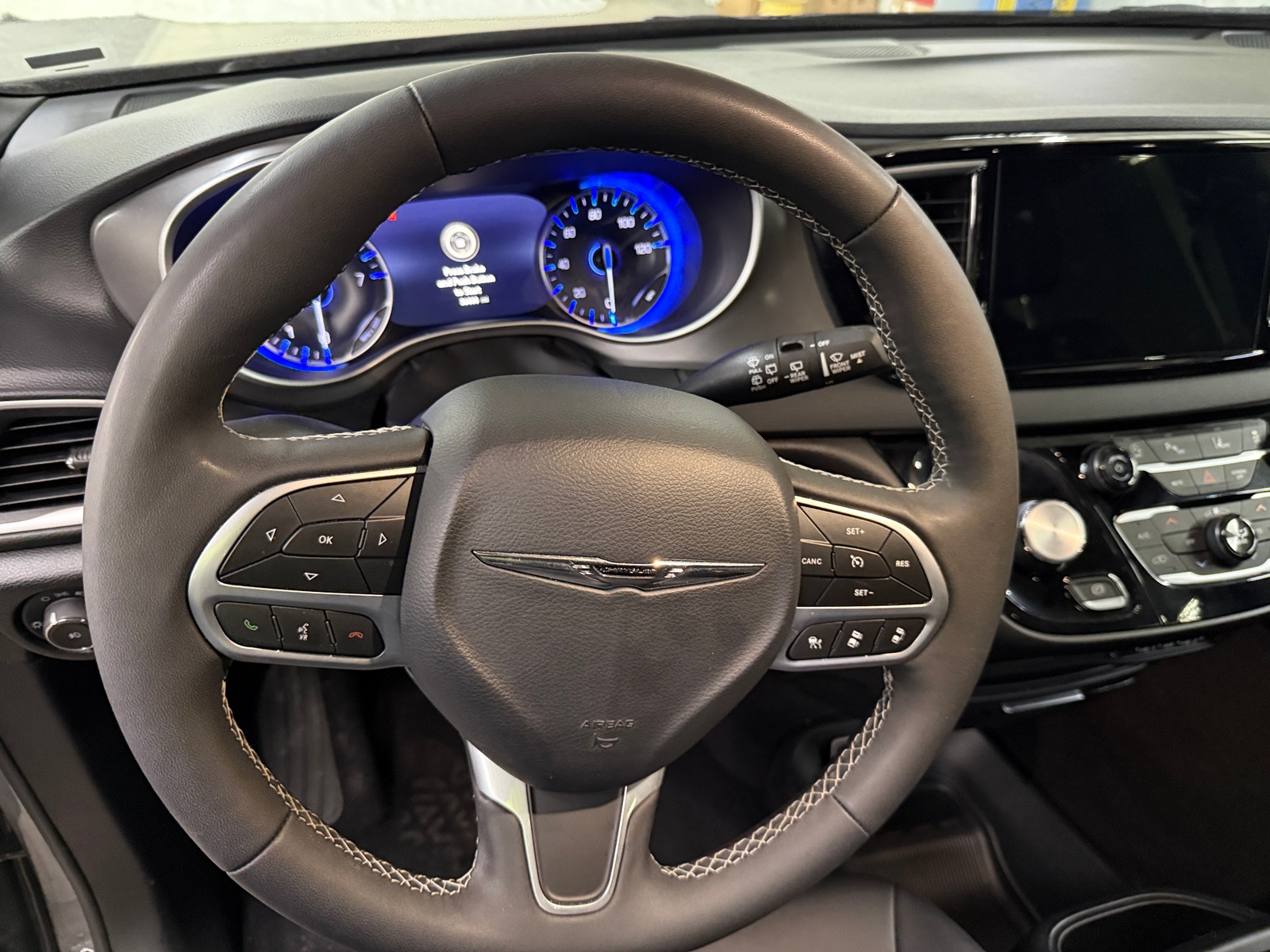 Thumbnail: 2025 Chrysler Pacifica - 4