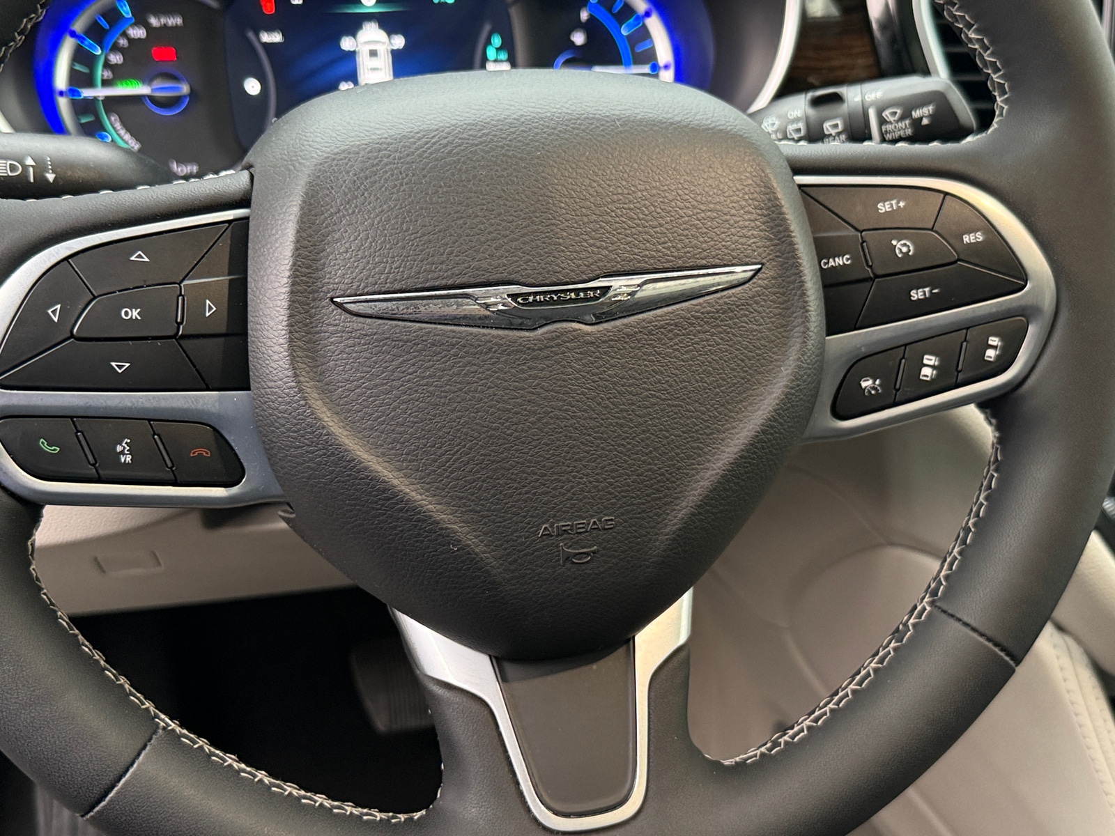 Thumbnail: 2023 Chrysler Pacifica - 4