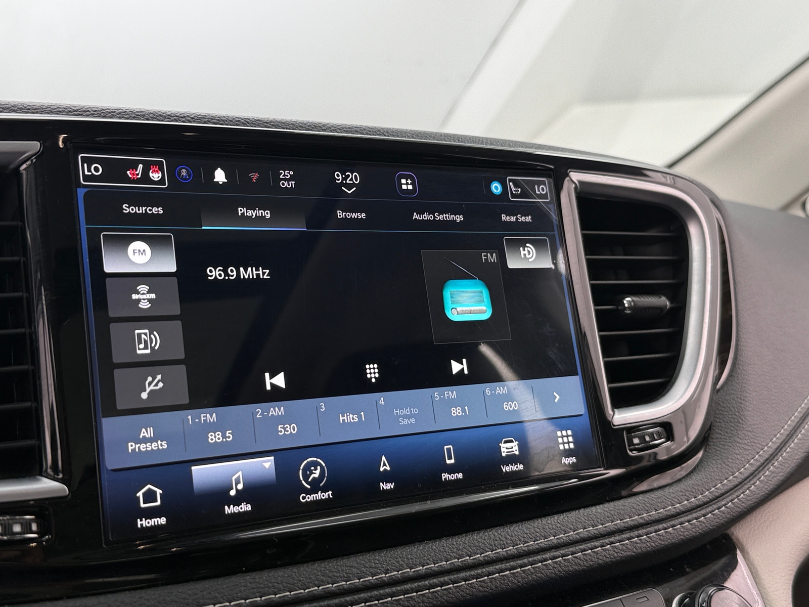 Thumbnail: 2023 Chrysler Pacifica - 3