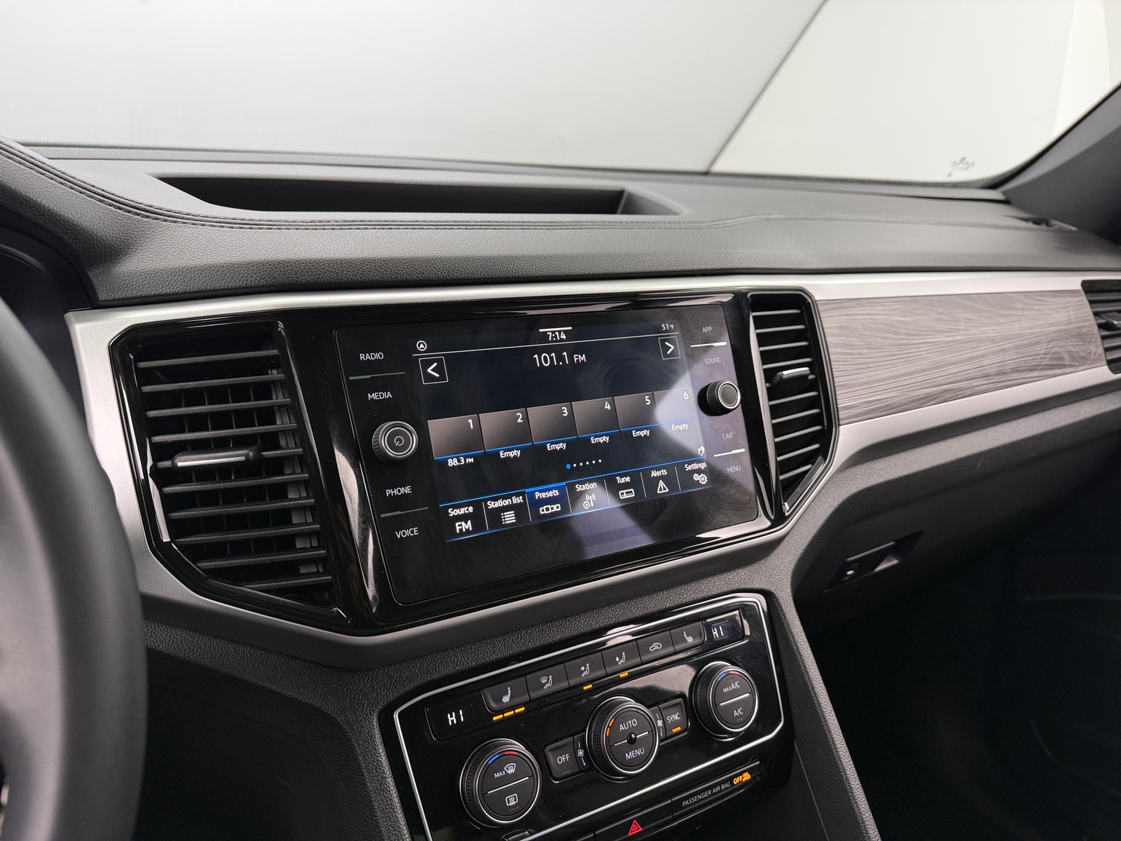 Thumbnail: 2023 Volkswagen Atlas - 3