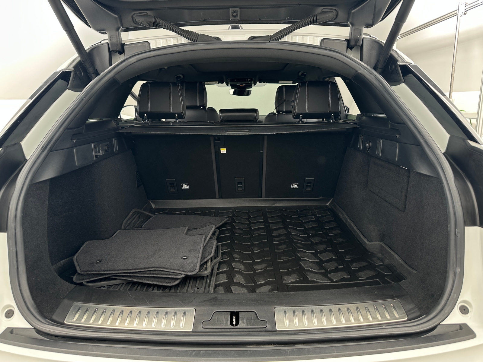 Thumbnail: 2019 Land Rover Range Rover Velar - 6