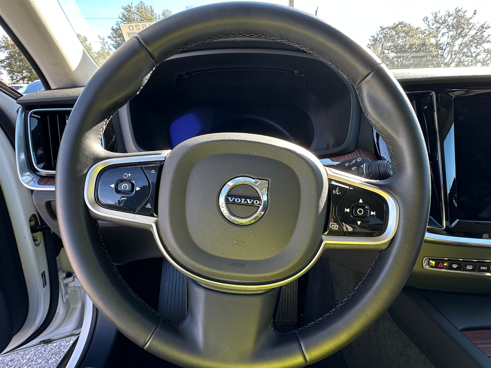 Thumbnail: 2025 Volvo V60 - 4