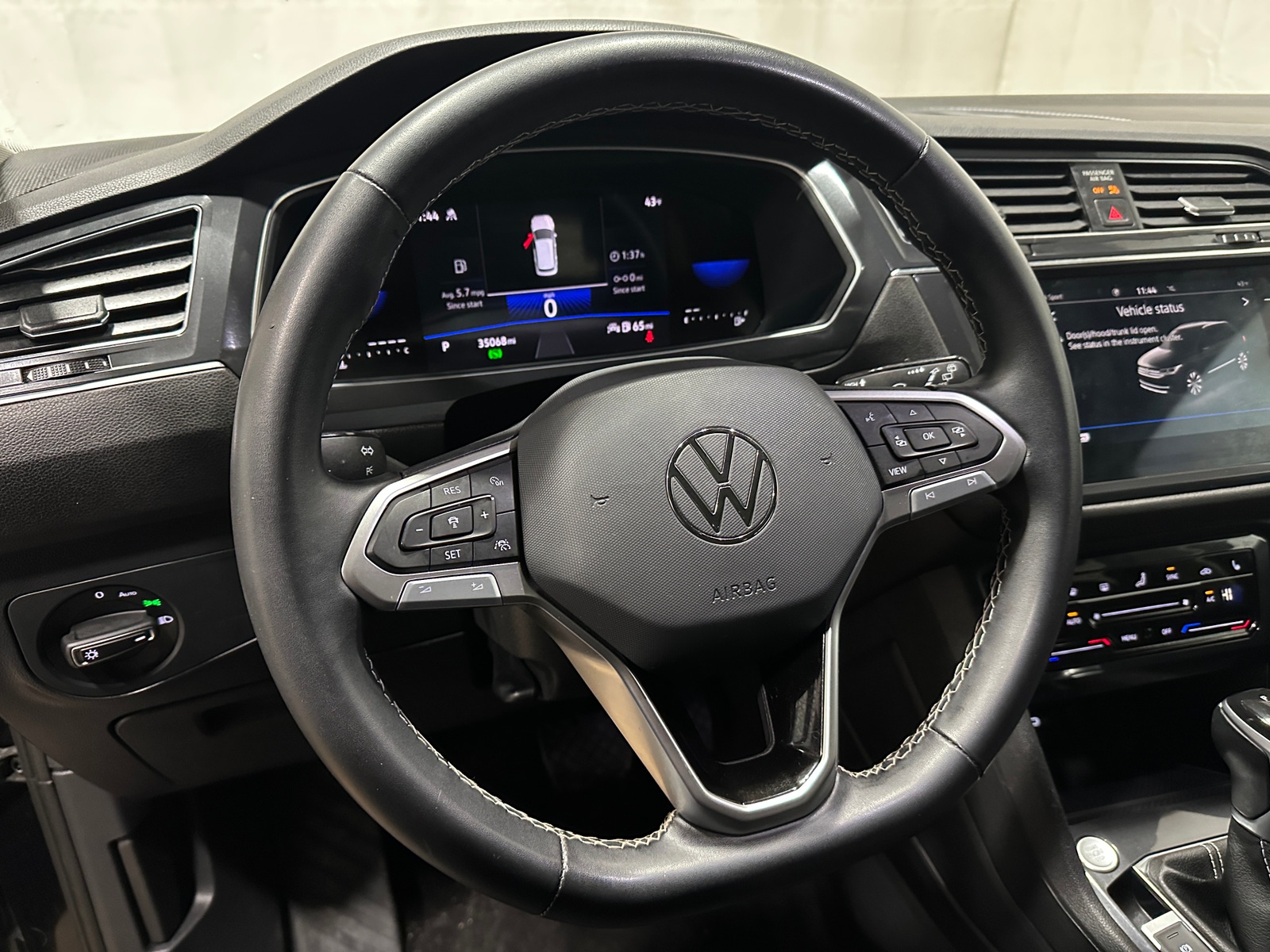 Thumbnail: 2023 Volkswagen Tiguan - 4