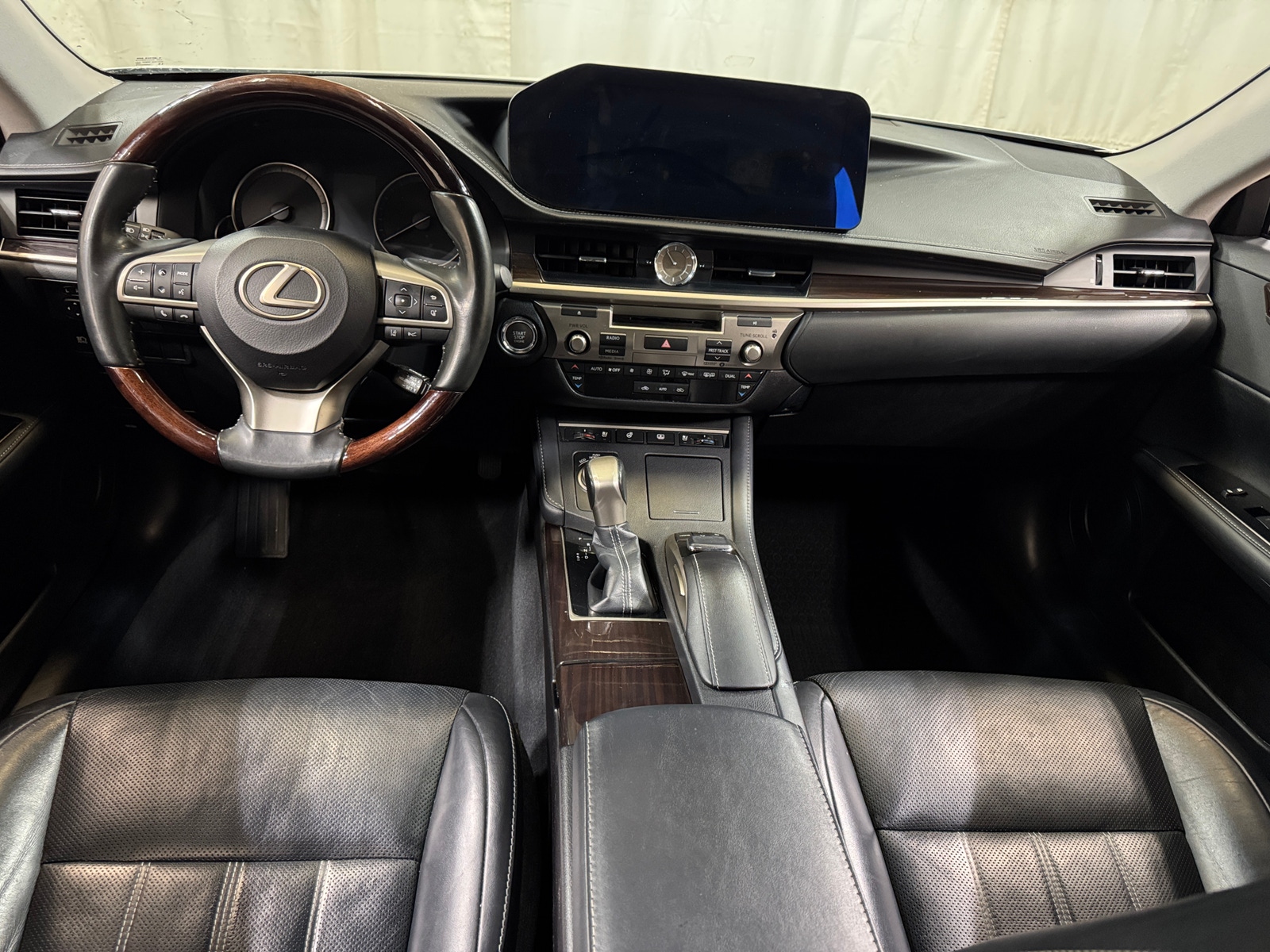 Thumbnail: 2018 Lexus ES - 2