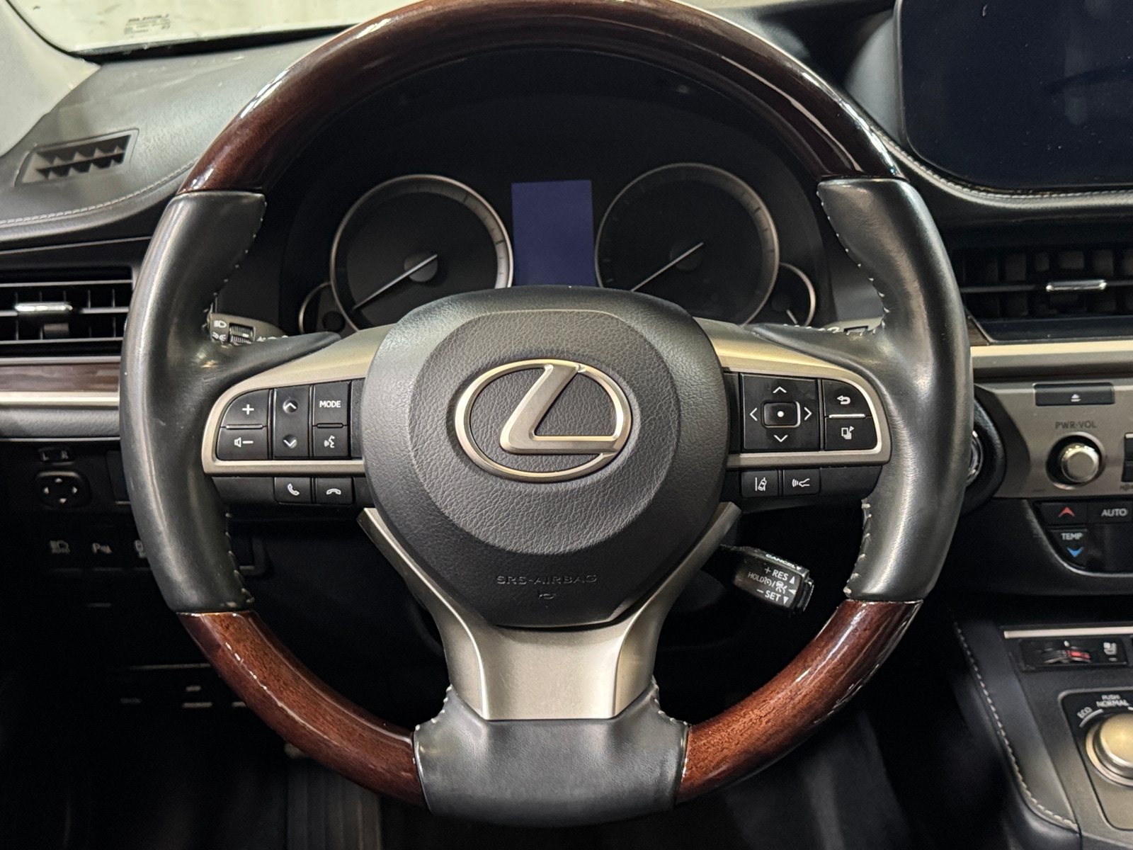 Thumbnail: 2018 Lexus ES - 4