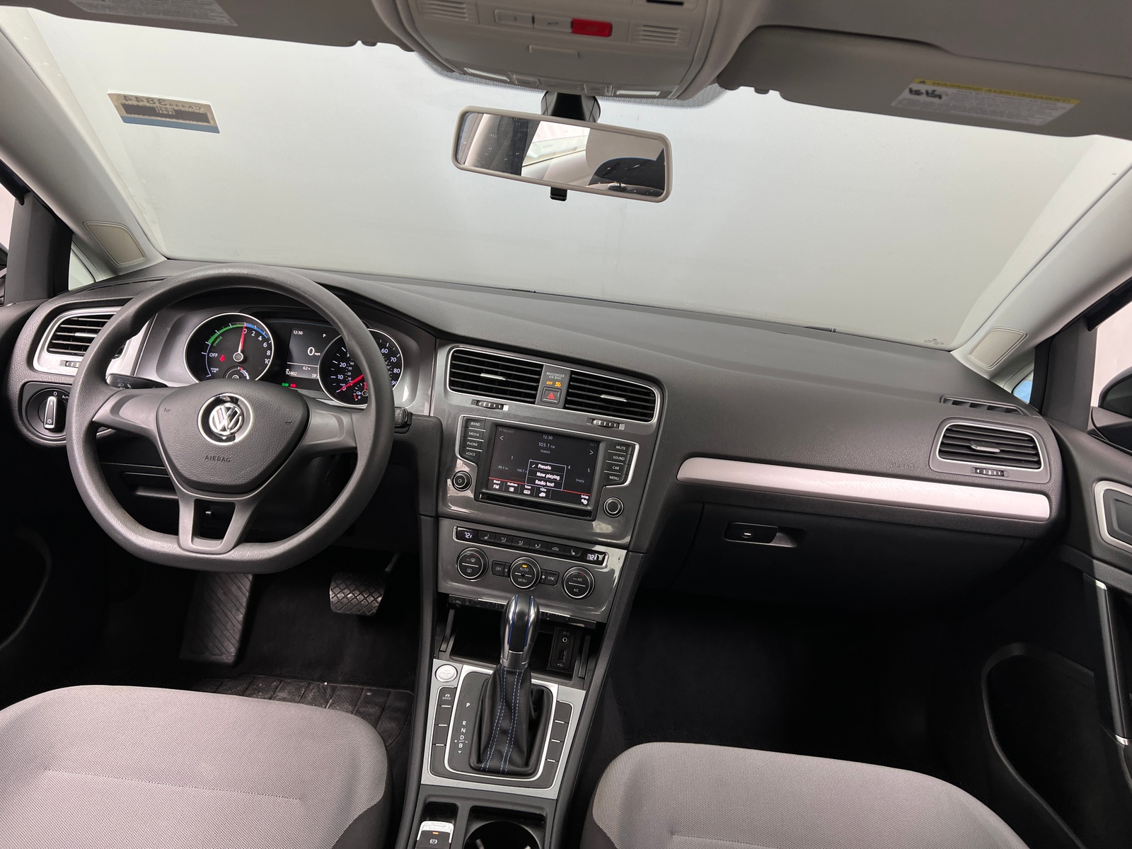 Thumbnail: 2016 Volkswagen e-Golf - 3