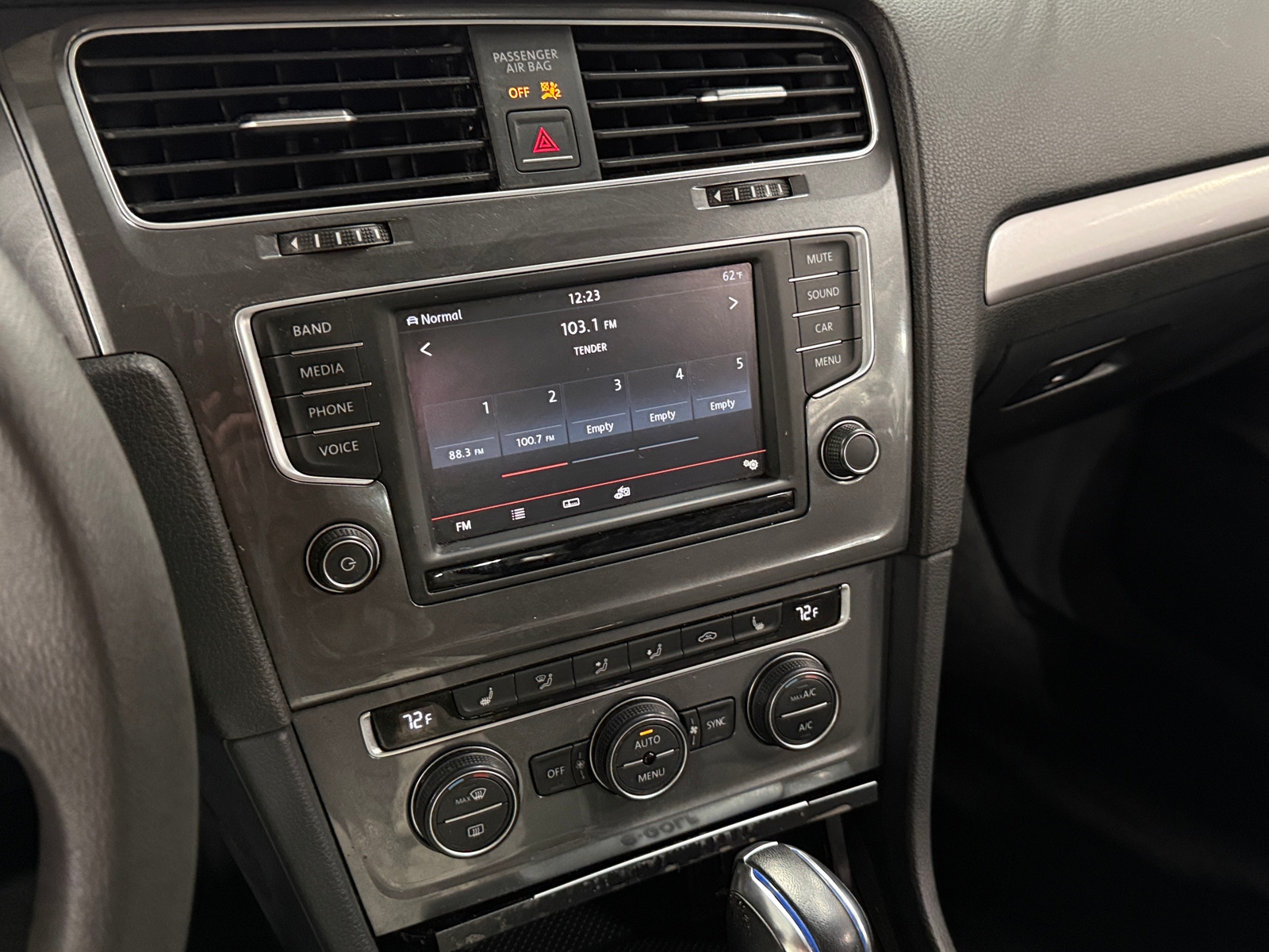 Thumbnail: 2016 Volkswagen e-Golf - 4