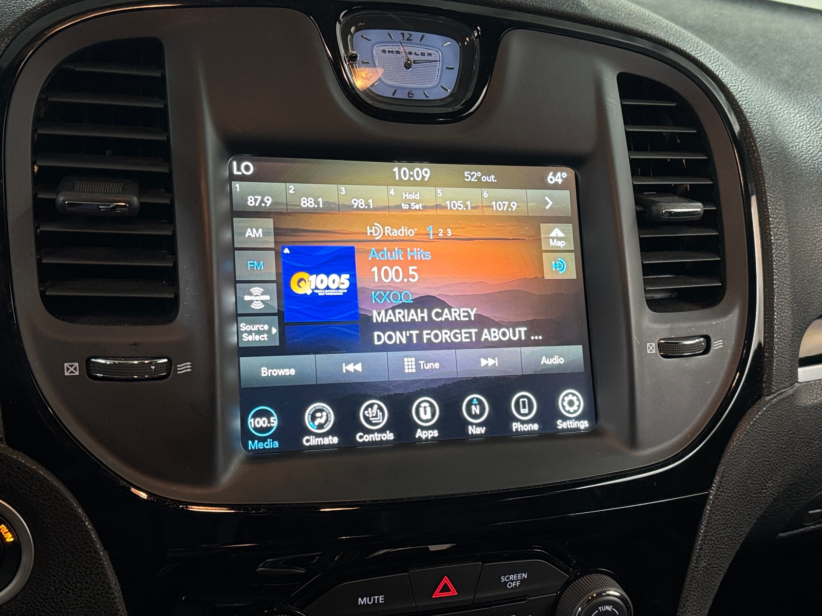 Thumbnail: 2022 Chrysler 300 - 3