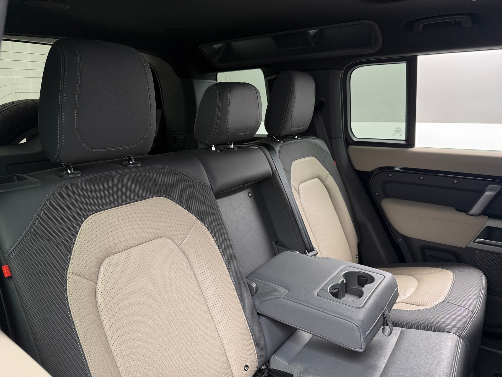 Thumbnail: 2023 Land Rover Defender - 6