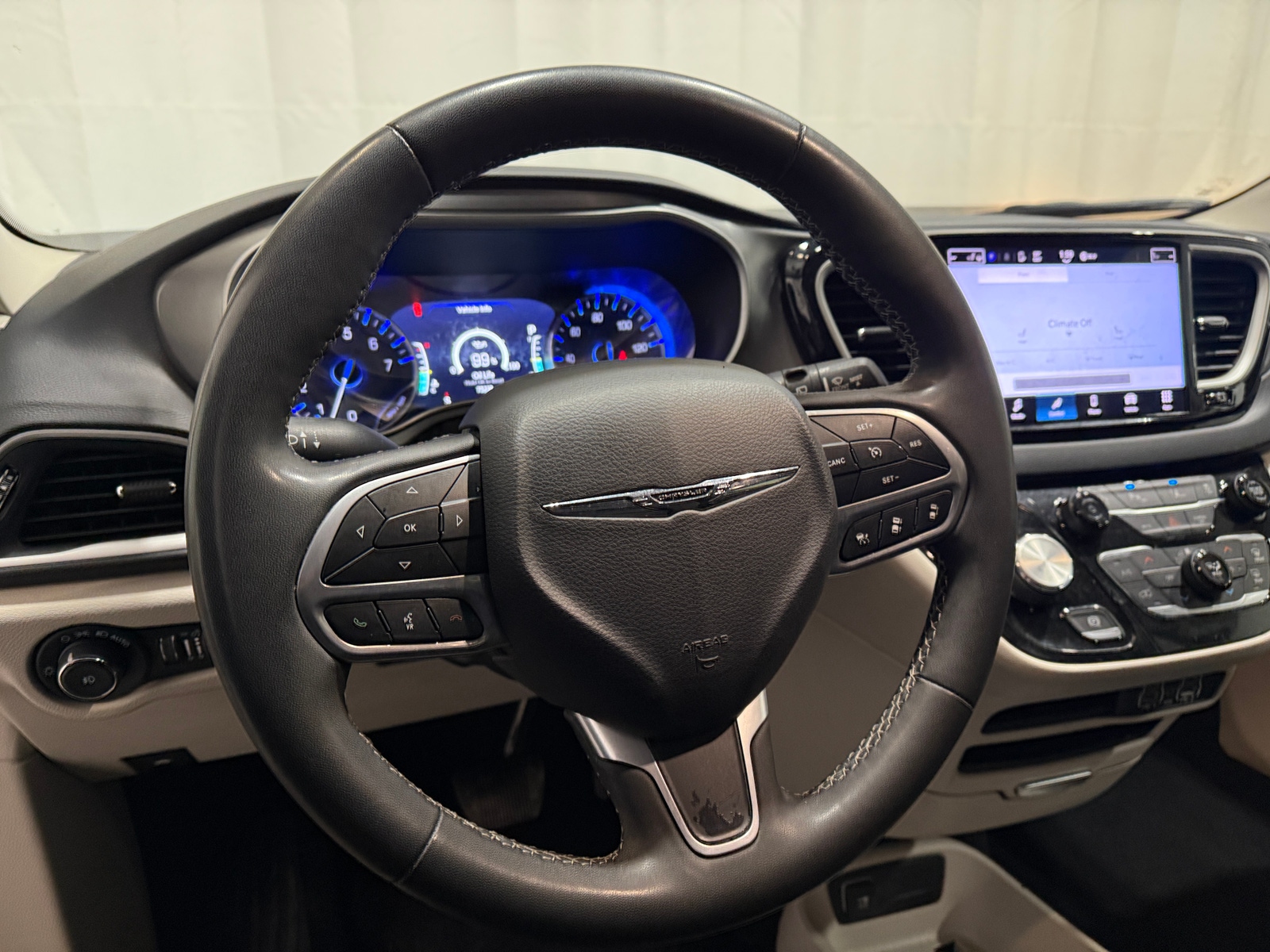 Thumbnail: 2023 Chrysler Pacifica - 4