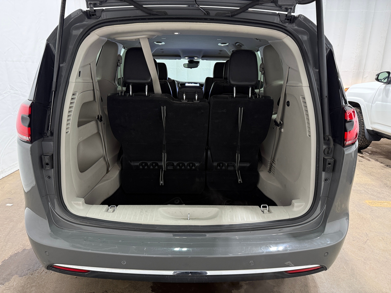 Thumbnail: 2023 Chrysler Pacifica - 6