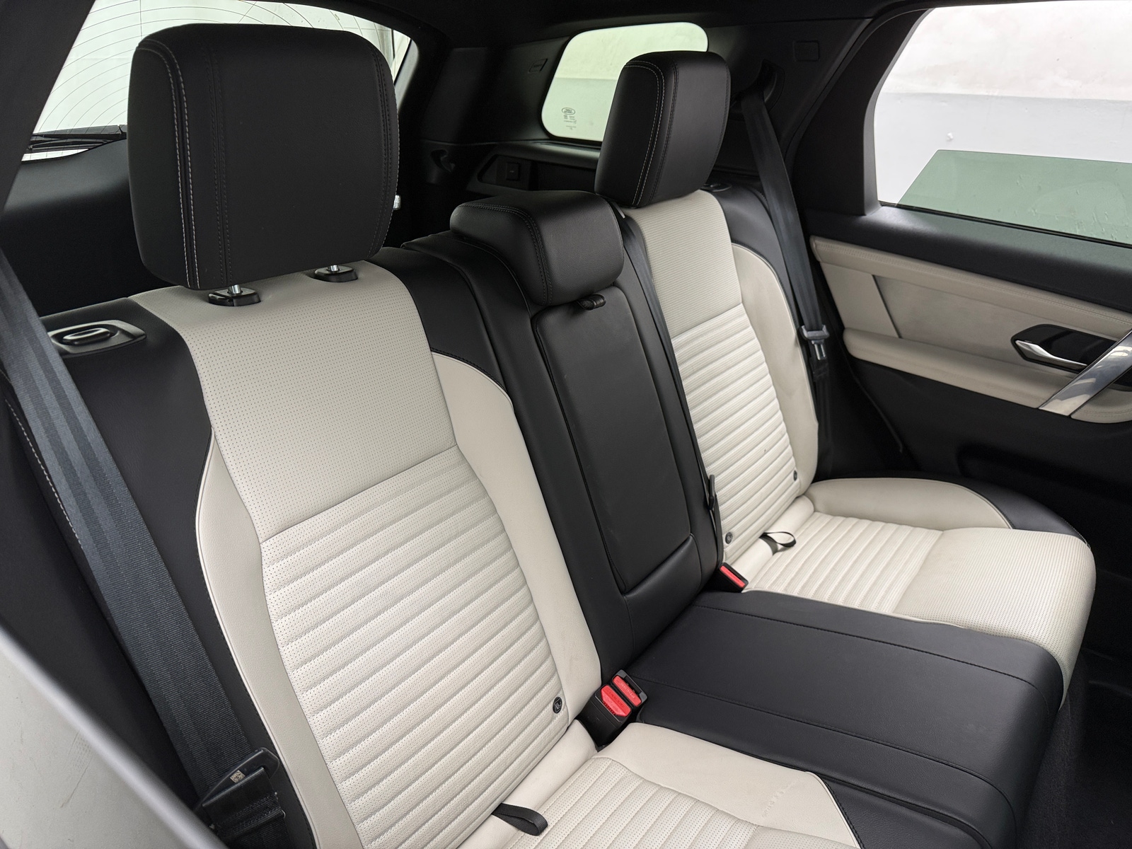 Thumbnail: 2023 Land Rover Discovery Sport - 6